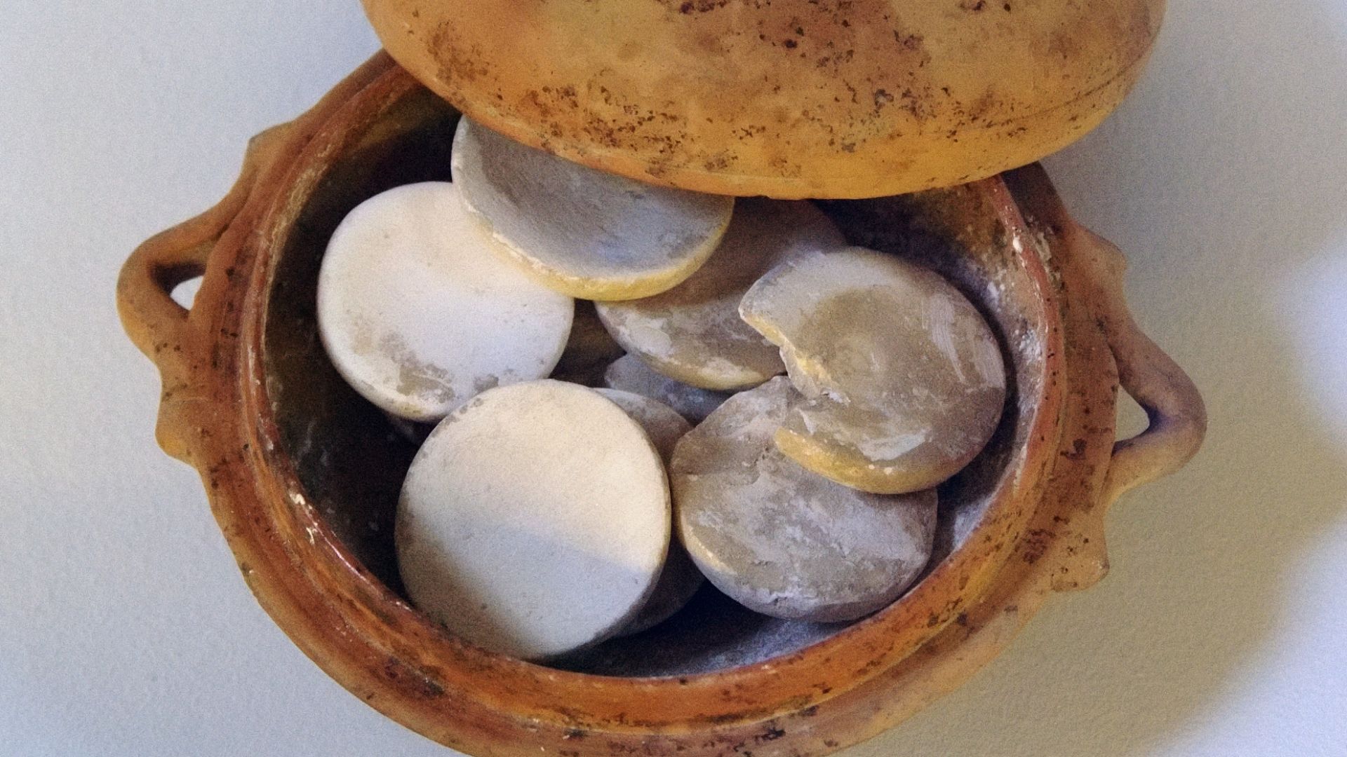 File:Make-up box KAM Athens 15539.jpg