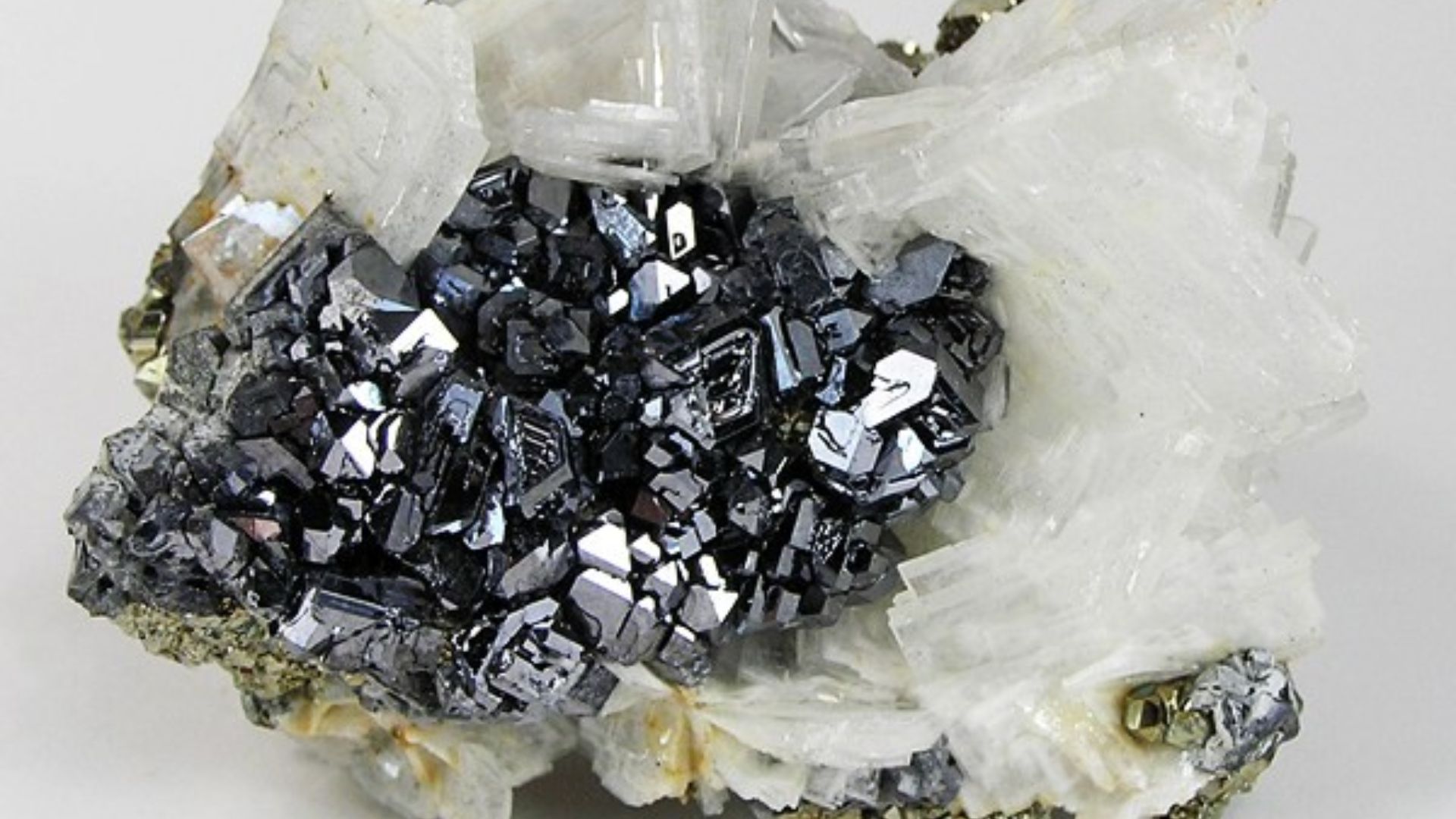 File:Baryte-Galena-Pyrite-203072.jpg