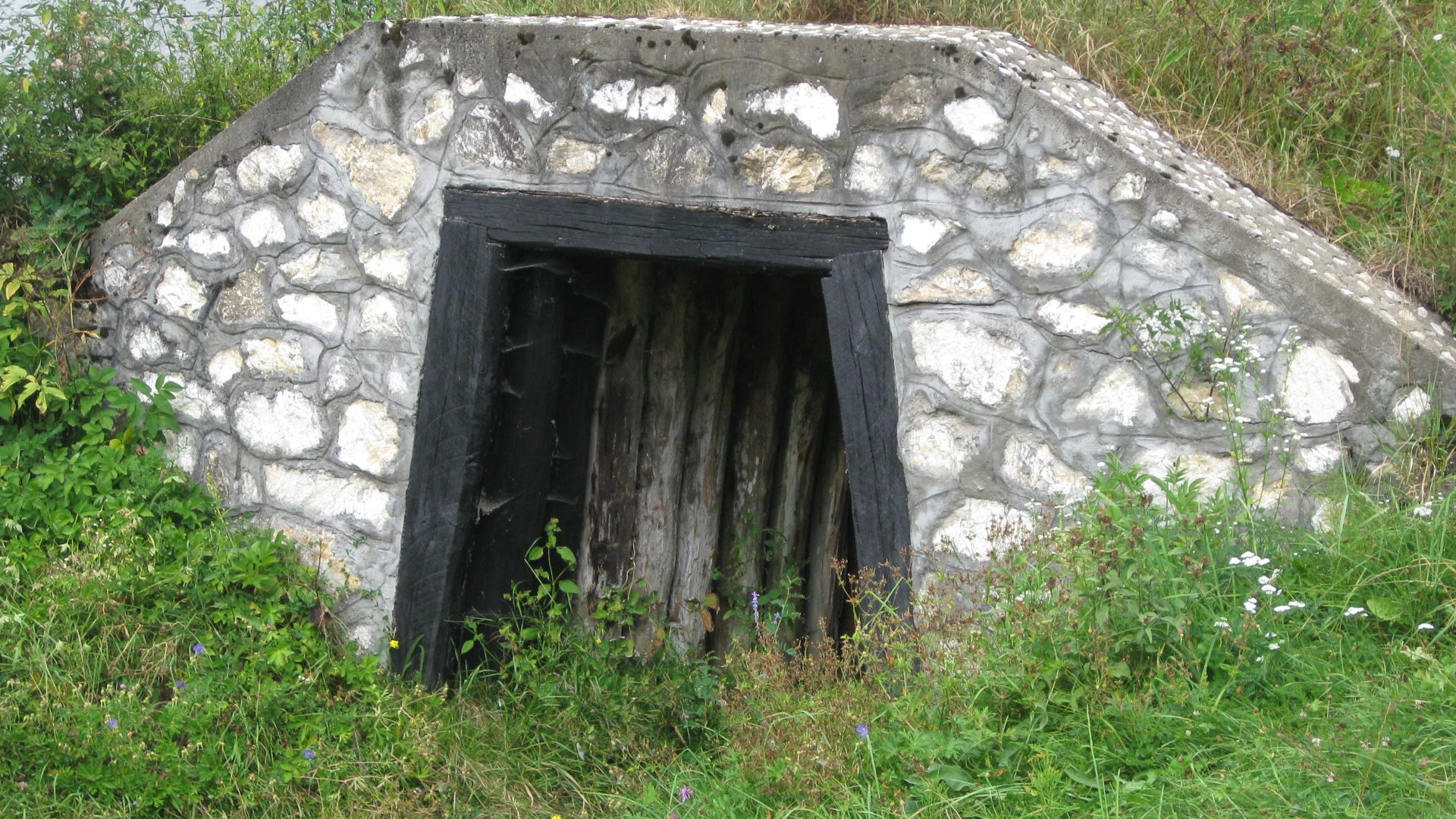 File:Rosia Montana Roman Gold Mines 2011 - Small Entrance Close Up.jpg