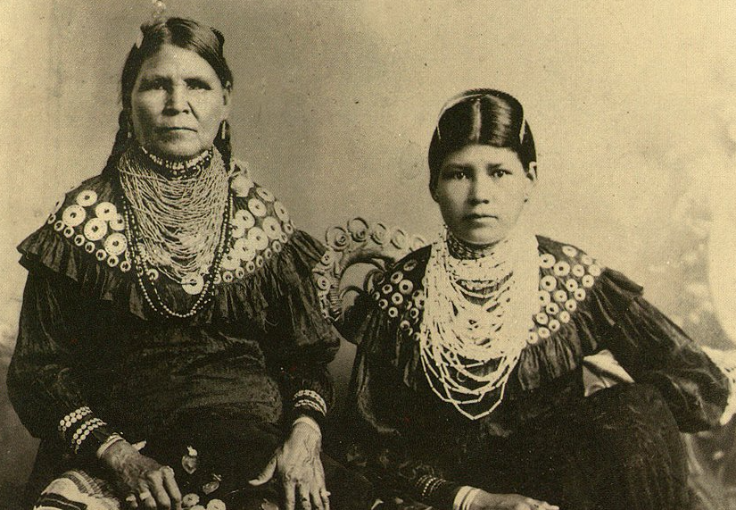 Lenape woman and daughter in traditional costume