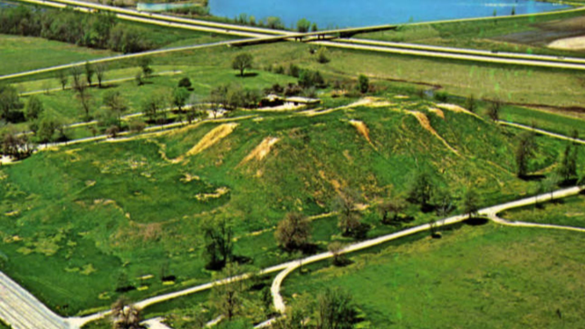 File:Cahokia Mounds State Park (NBY 437008).jpg