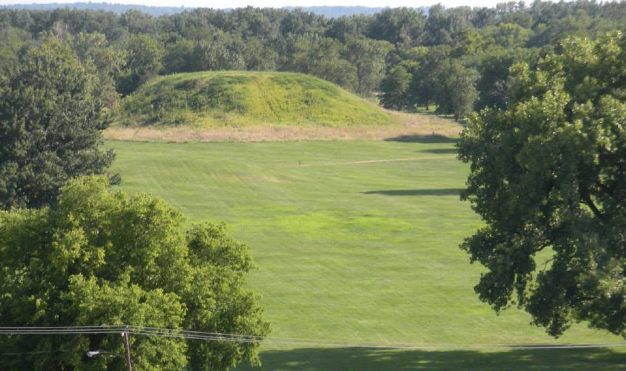 File:Cahokia Mounds World Heritage Site, Illinois 01.jpg