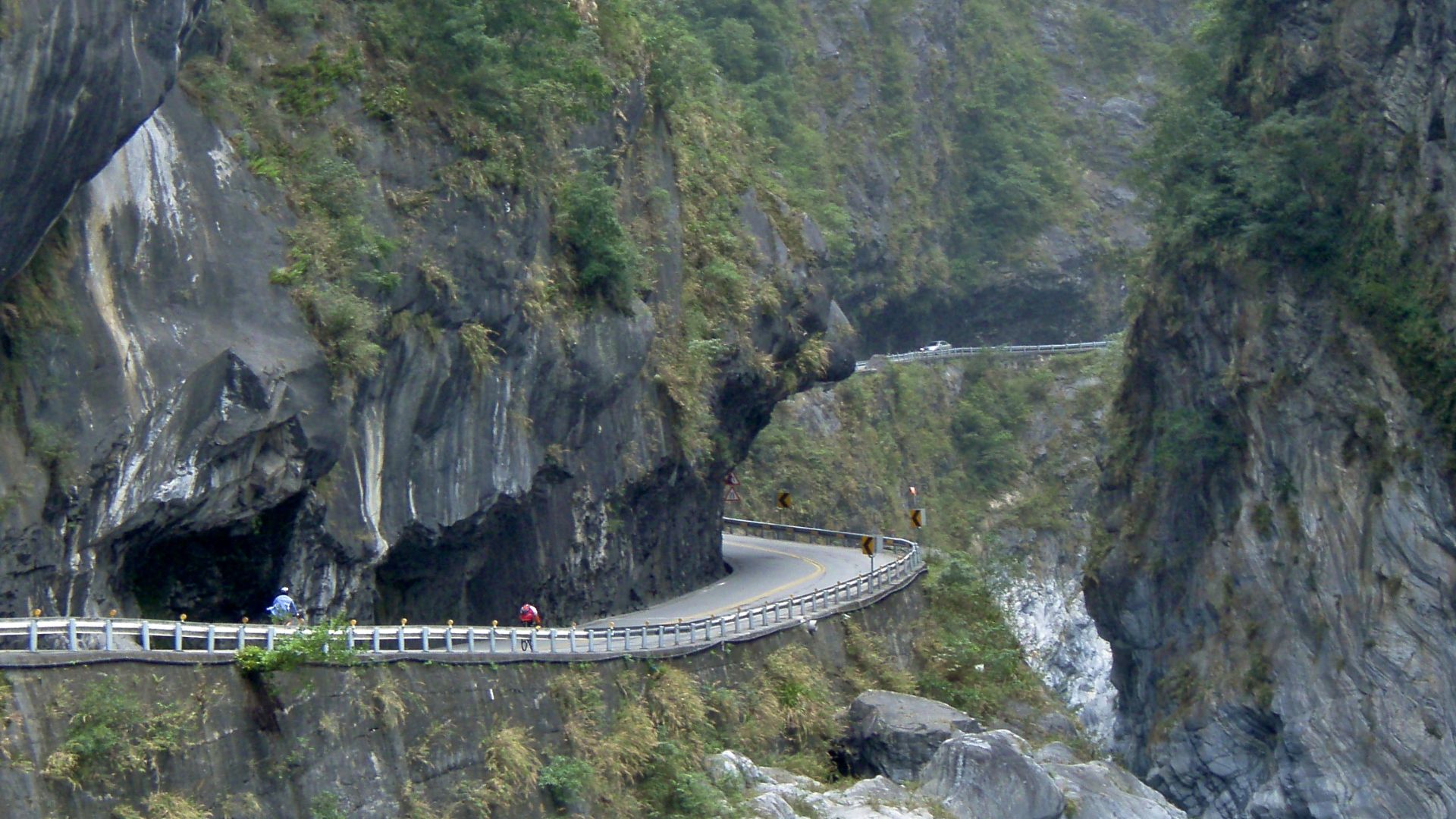 File:Taiwan 2009 HuaLien Taroko Gorge Biking PB160057.jpg