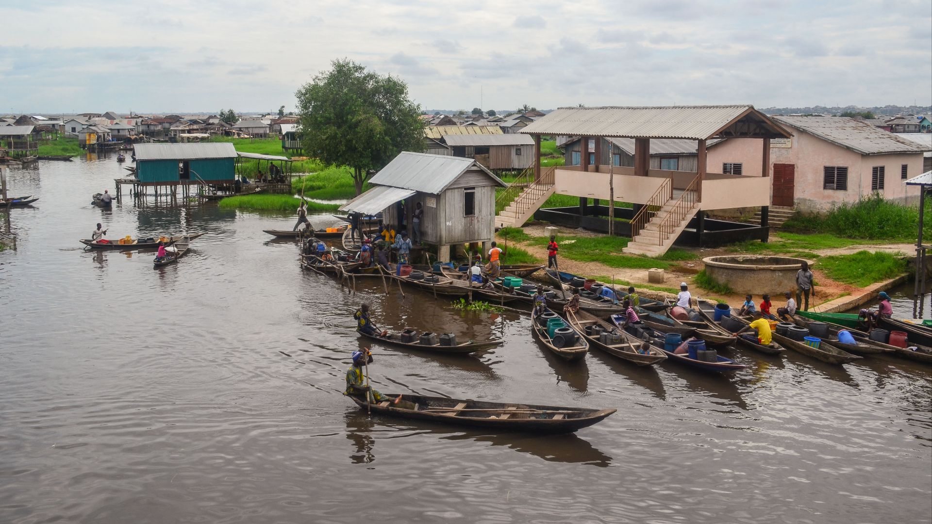 File:Maison à Ganvié (Benin).jpg