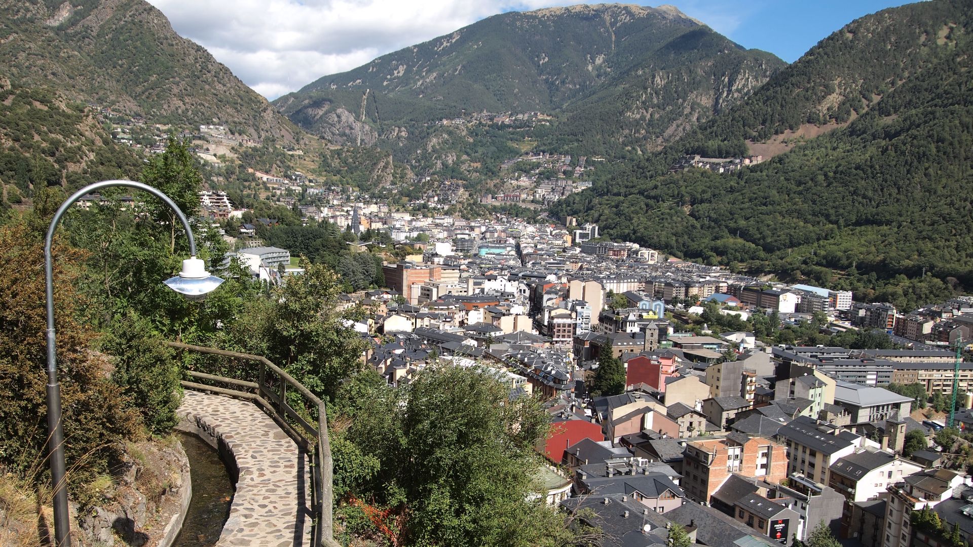 File:Andorra la Vella - footpath.jpg