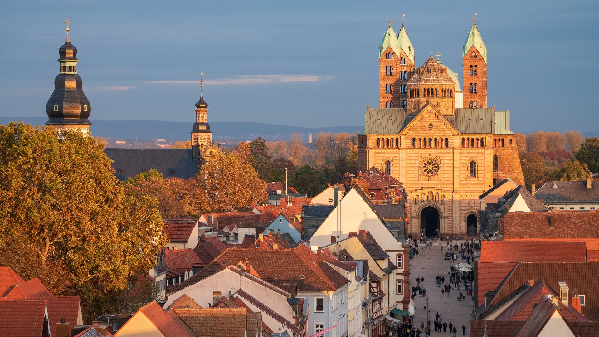 File:Speyer - Altstadt - Altpörtel - Blick auf Domfassade und Kirchtürme mit Abendsonne.jpg