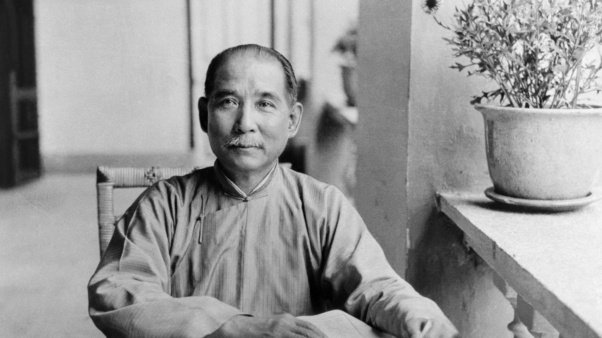 File:Sun Yat-sen 1924 Guangzhou.jpg