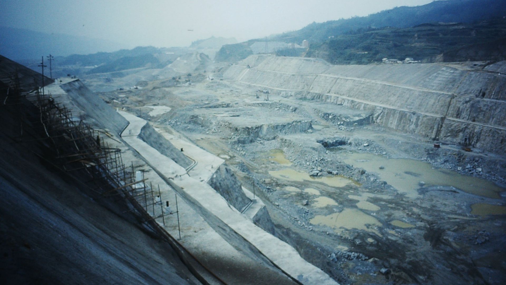 File:TGP ship locksat Yangtse River.jpg