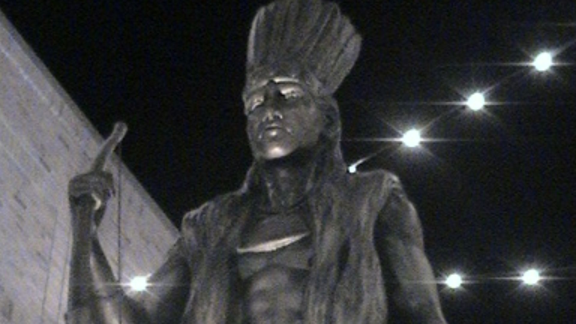 File:Chief Powhatan statue at Short Pump Virginia town center 2007.jpg