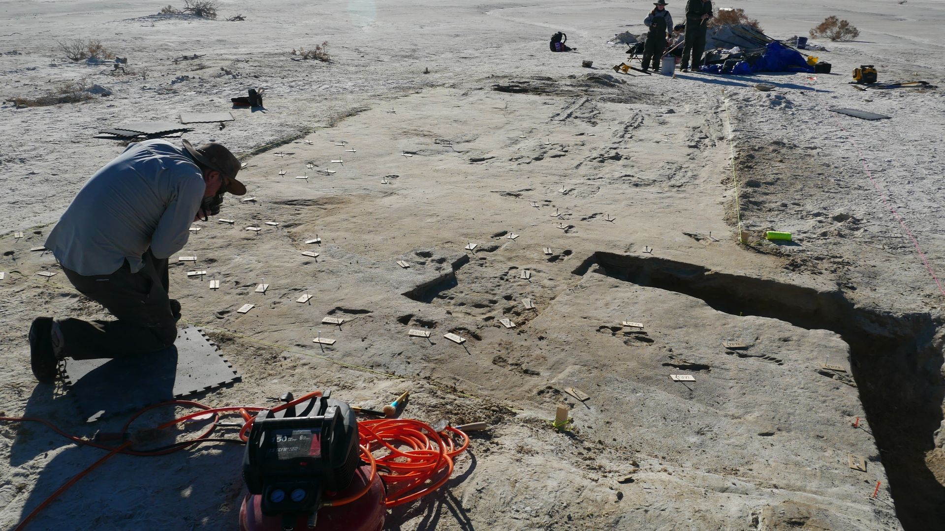 File:Documenting the Tracks from a Different View (8c889a0d-3cce-45dd-a05a-2f37c6e1ad67).JPG