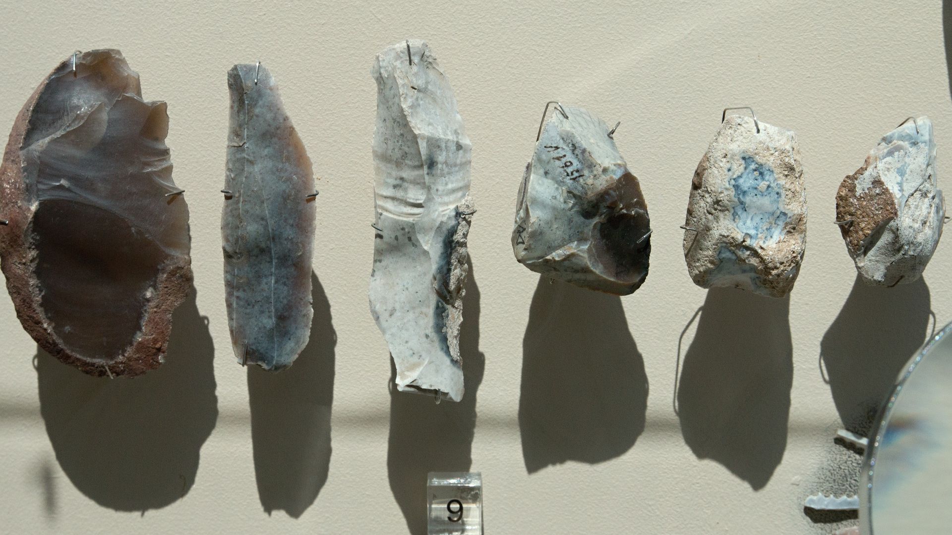 File:Stone tools, Gravettian, Anthropos, Brno, 187963.jpg