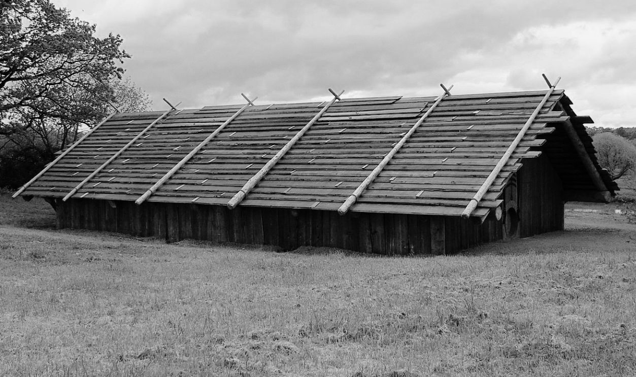 Chinookan longhouse