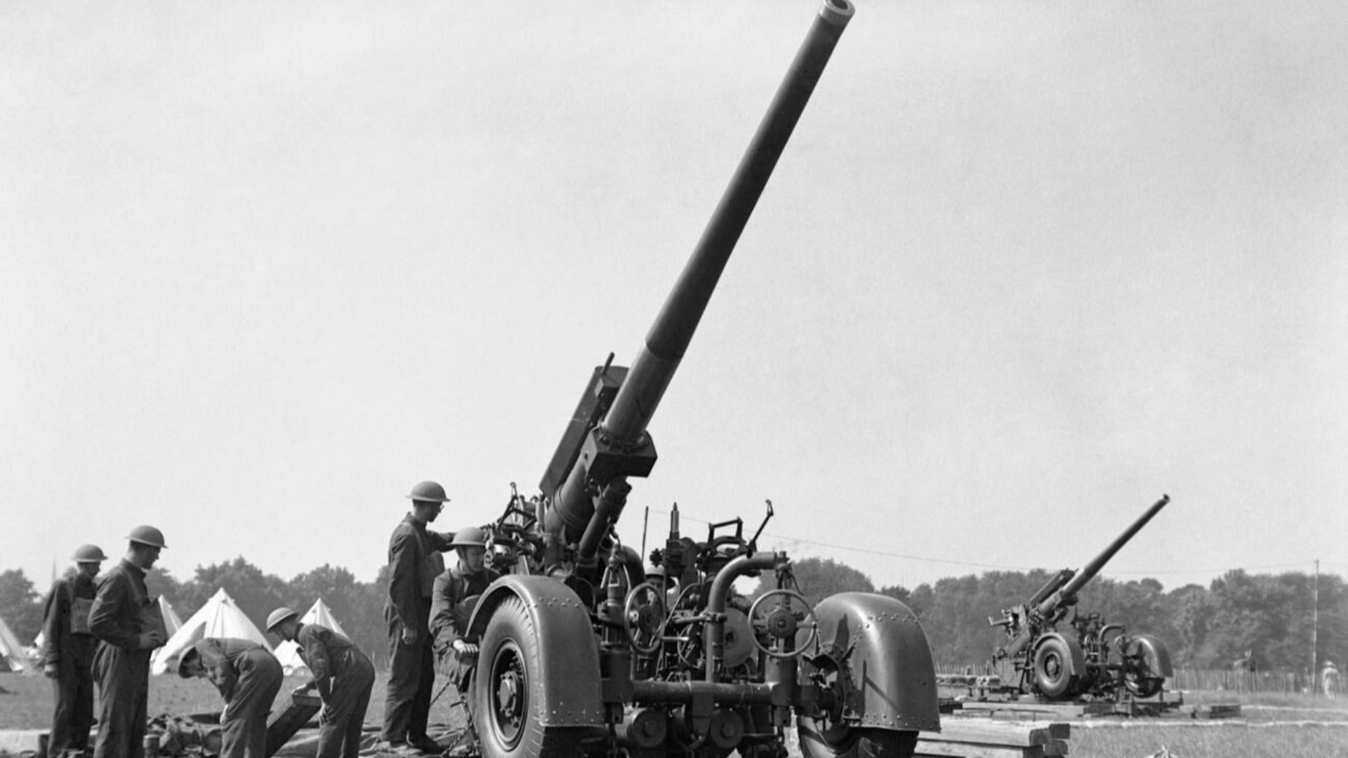 File:Hyde Park Anti-aircraft guns H 993.jpg