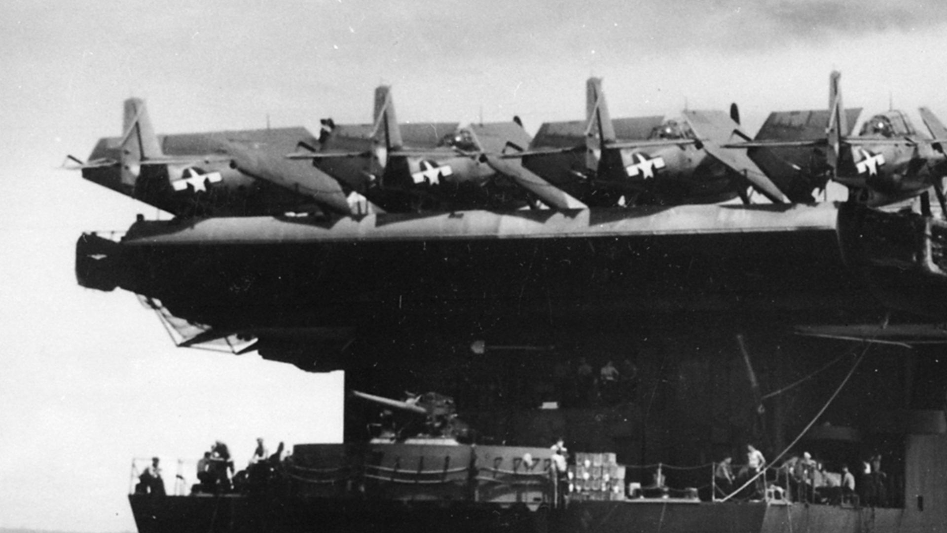 File:Liberty party returns to USS Casablanca (CVE-55) off Manus on 19 April 1945 (80-CASA-618).jpg