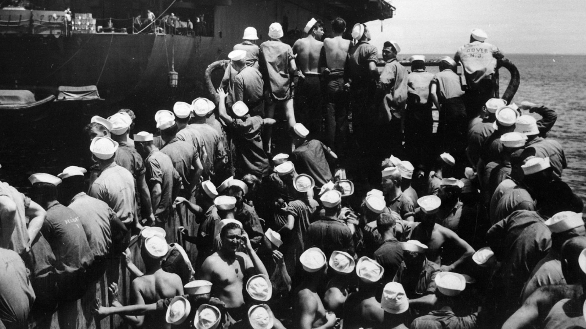 File:Liberty party returns to USS Casablanca (CVE-55) off Manus on 19 April 1945 (80-CASA-618).jpg