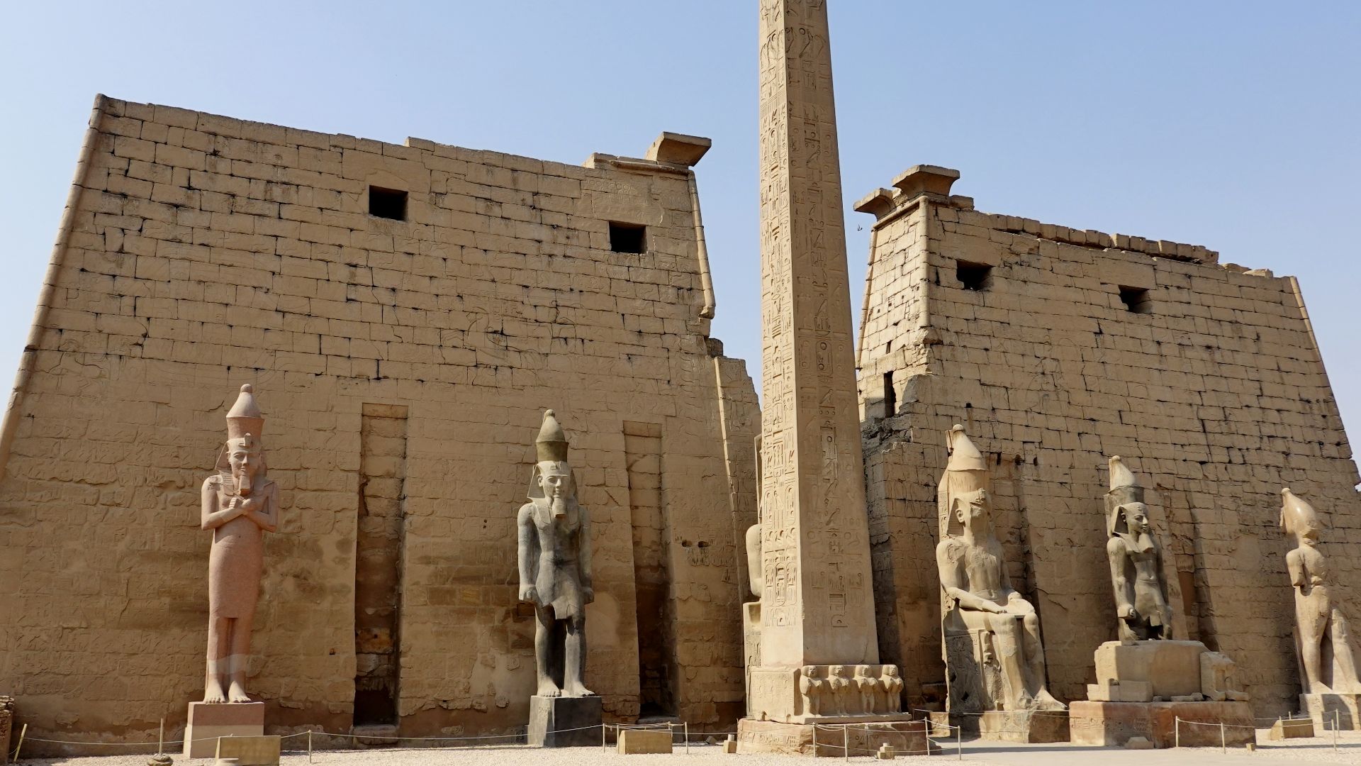 File:Luxor-Tempel Pylon 08.jpg