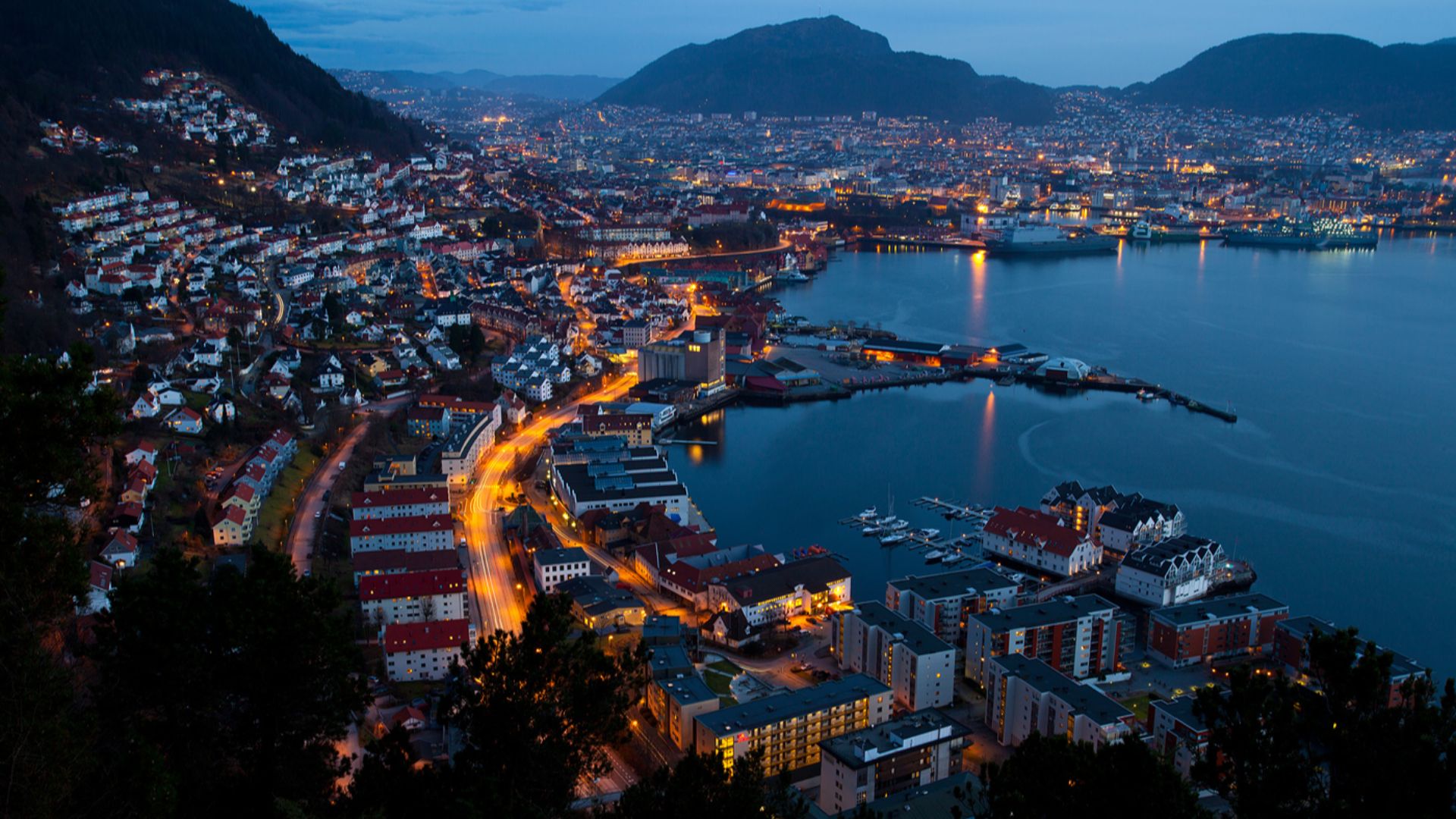 File:Bergen Sandviken, Norway at night.jpg