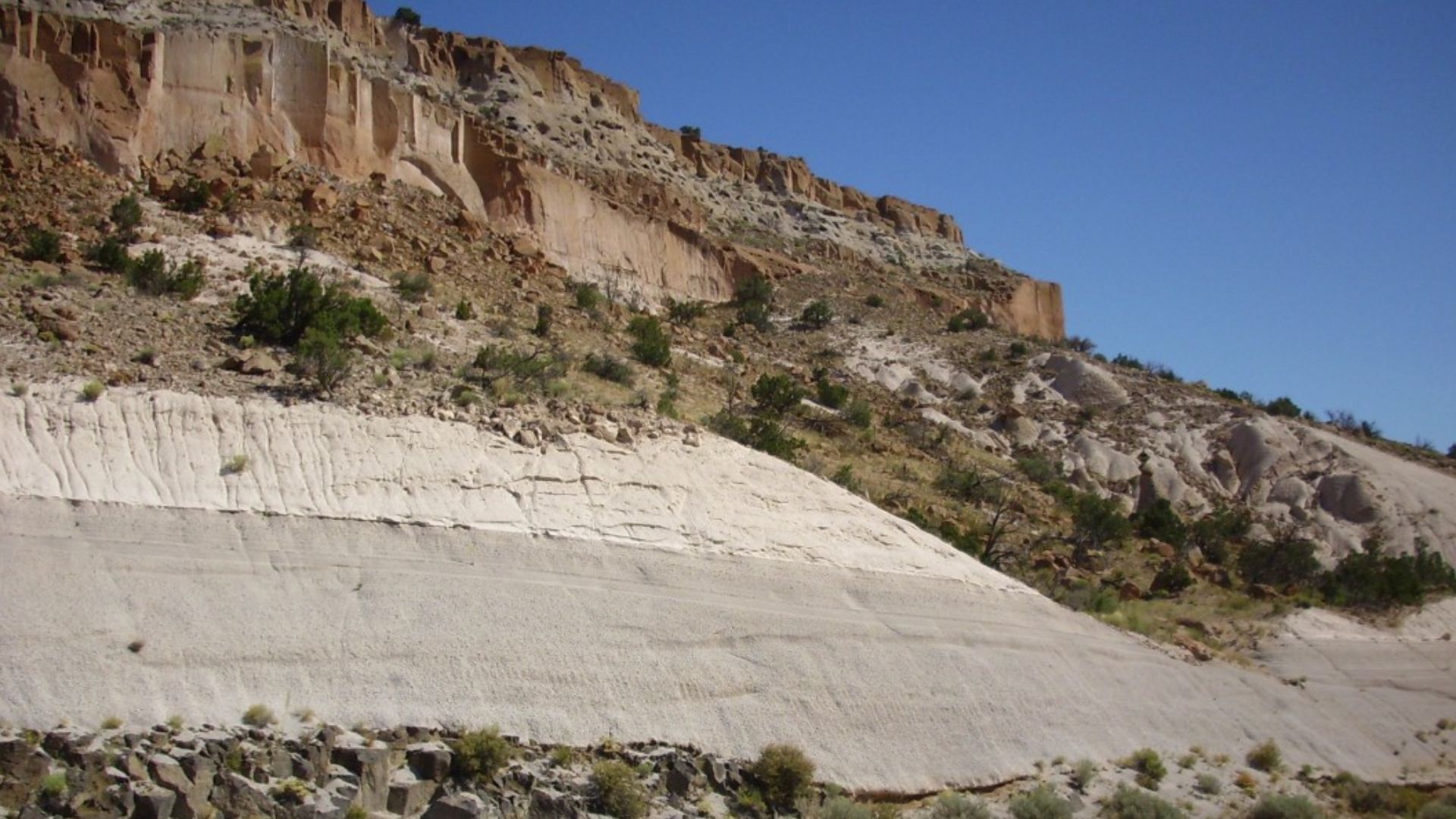 File:Bandelier Tuff roadcut.jpg