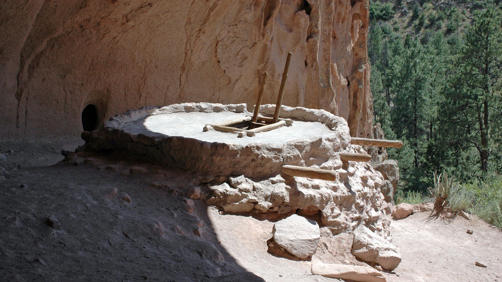 File:Bandelier Kiva.jpg