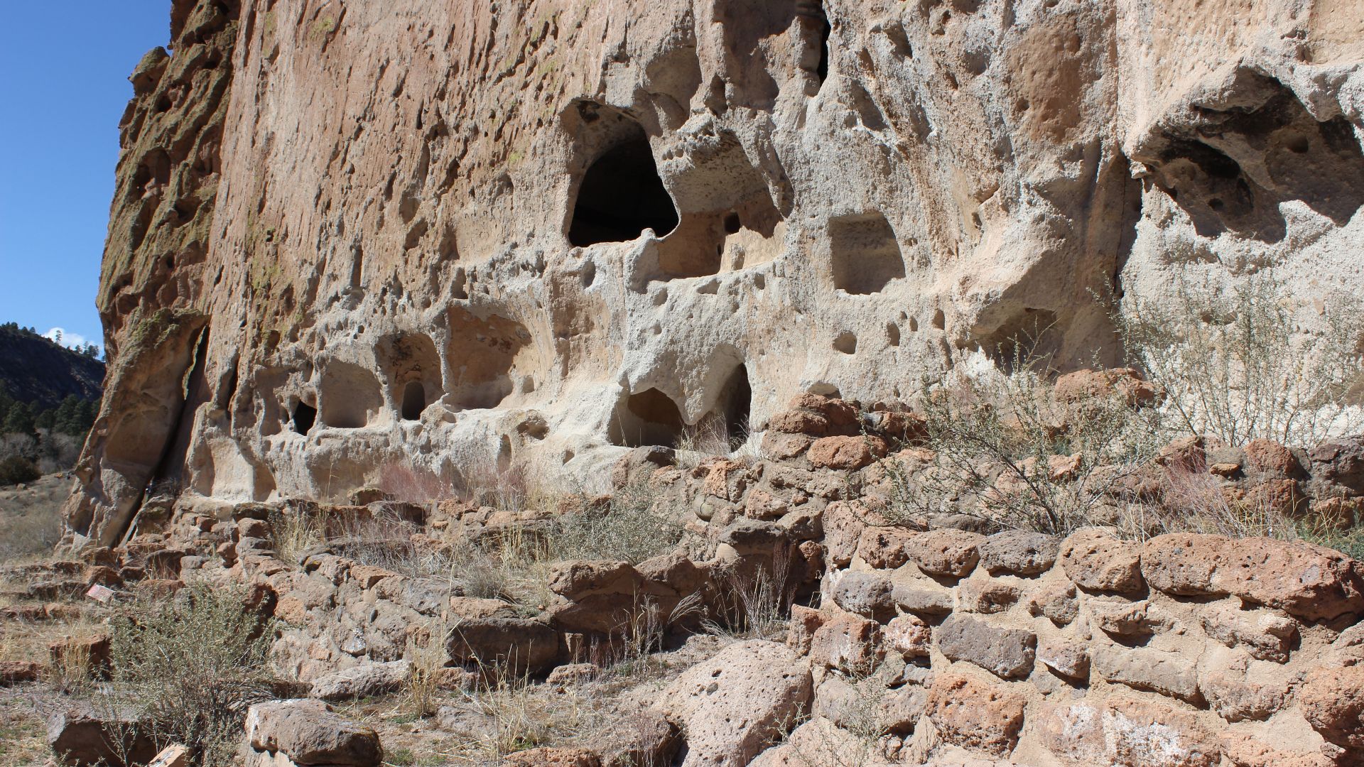 File:Long house ruin Bandalier NM.jpg