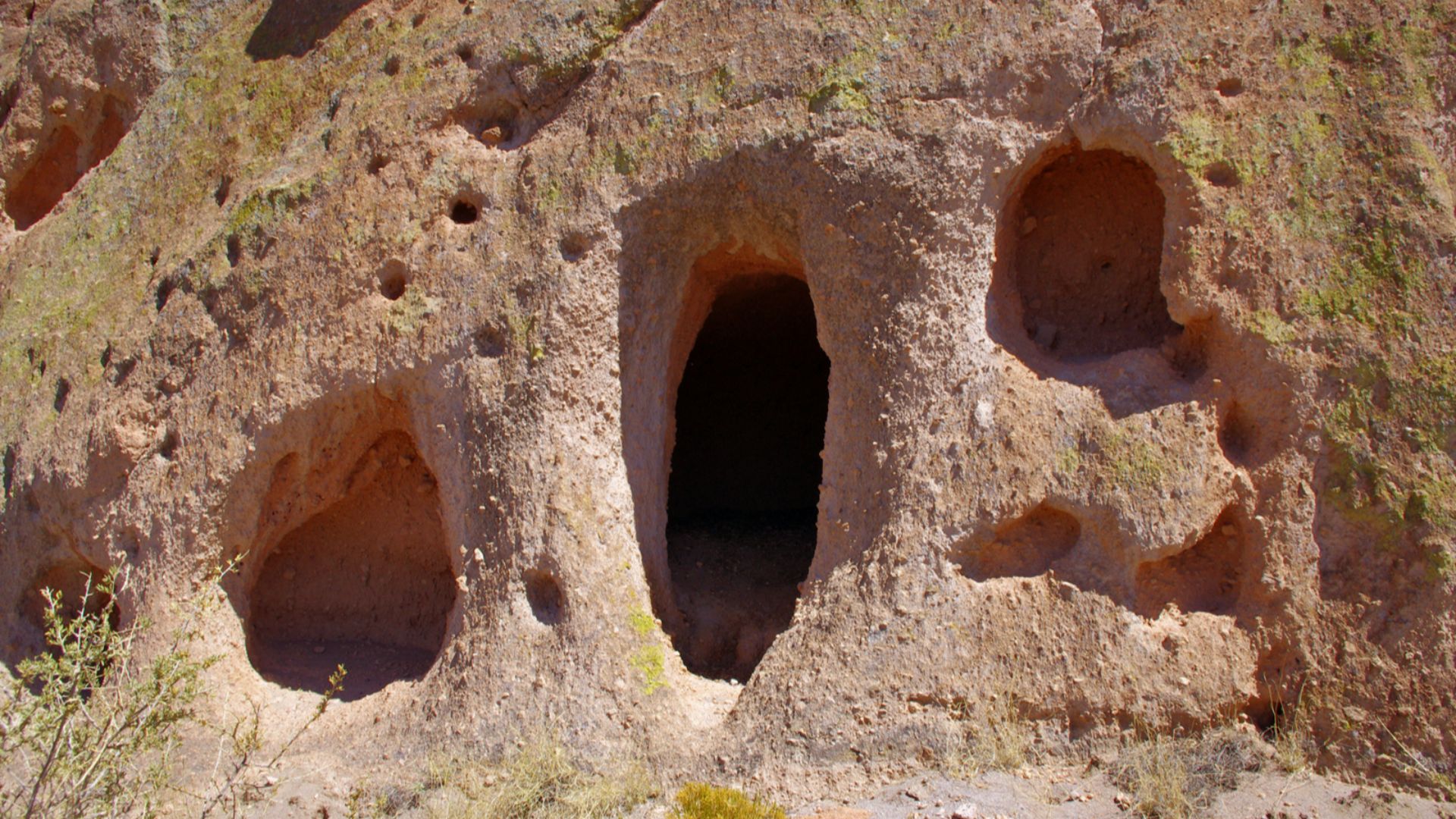 File:Cavate Entrances Near Tsankawi (5989097638).jpg