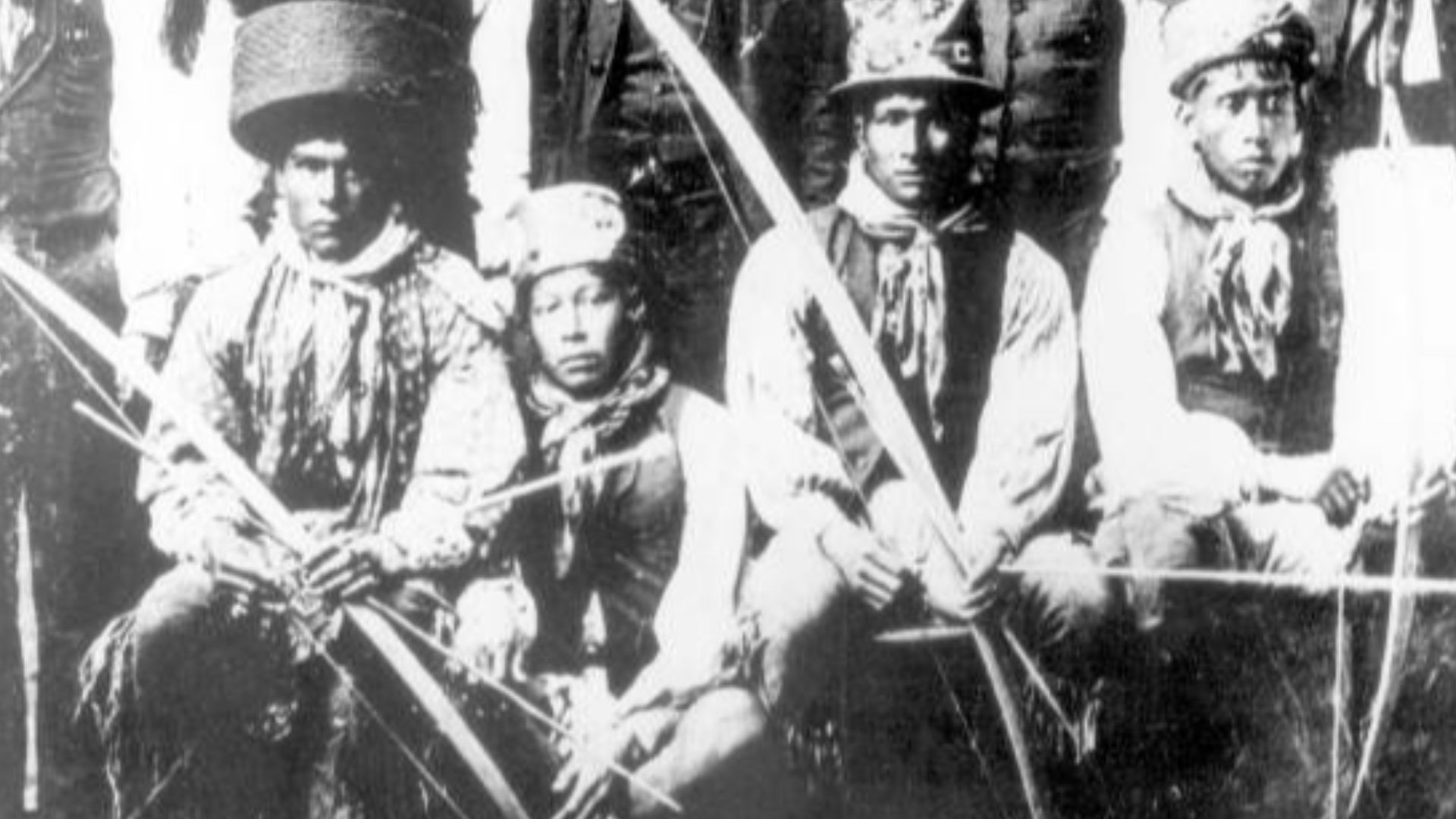 File:Captain Francis Asbury Hendry (center, standing) poses with a group of Seminole Indians.jpg