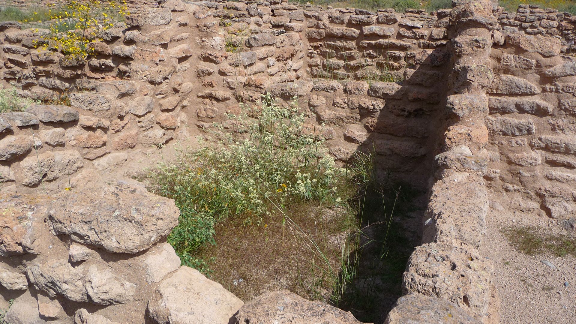 File:Bandelier National Monument in September 2011 - Tyuonyi pueblo room.JPG