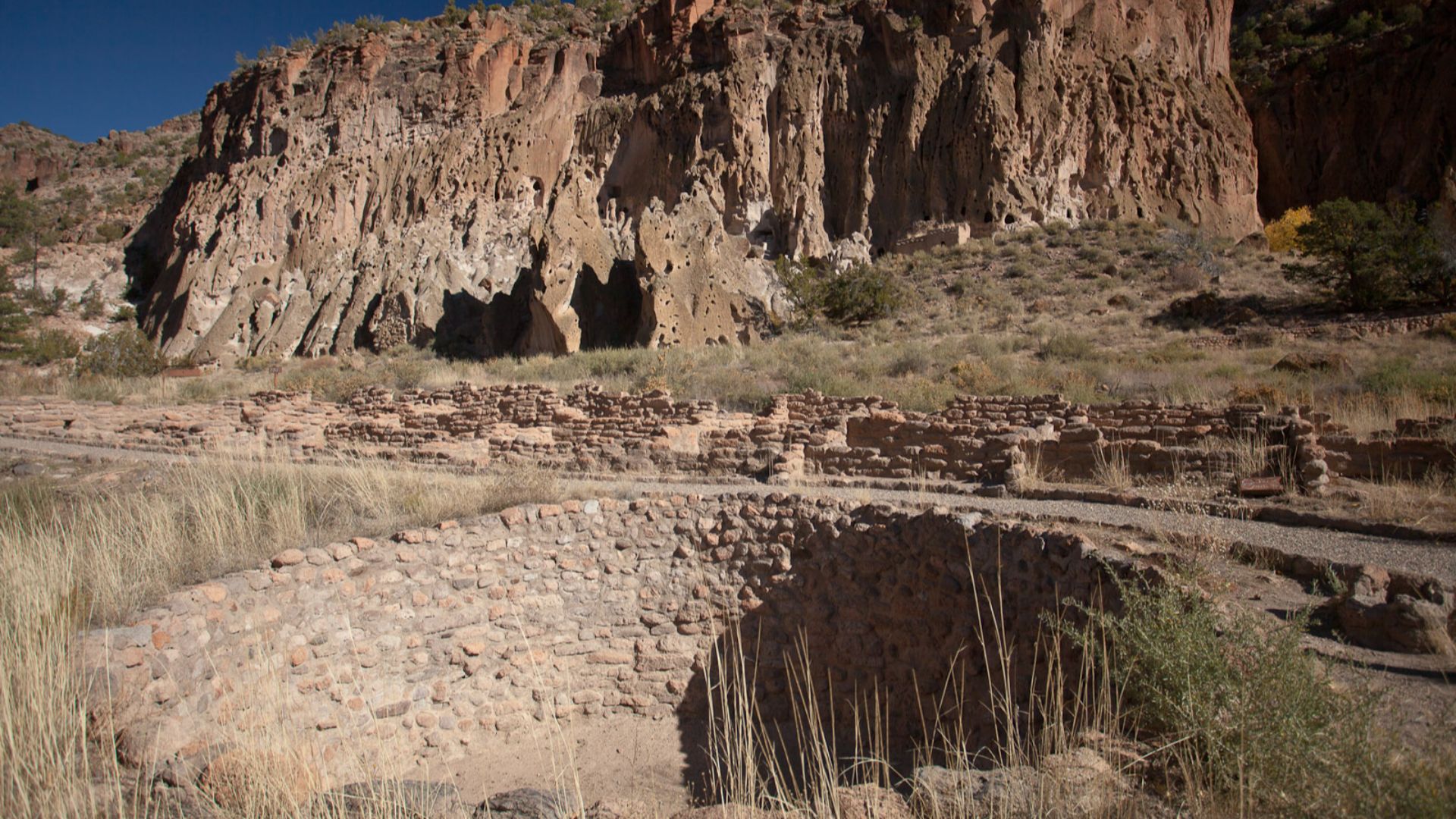 File:Kiva, Talus House, and Tuff (Volvanic Ash) Cliffs (5404199185).jpg