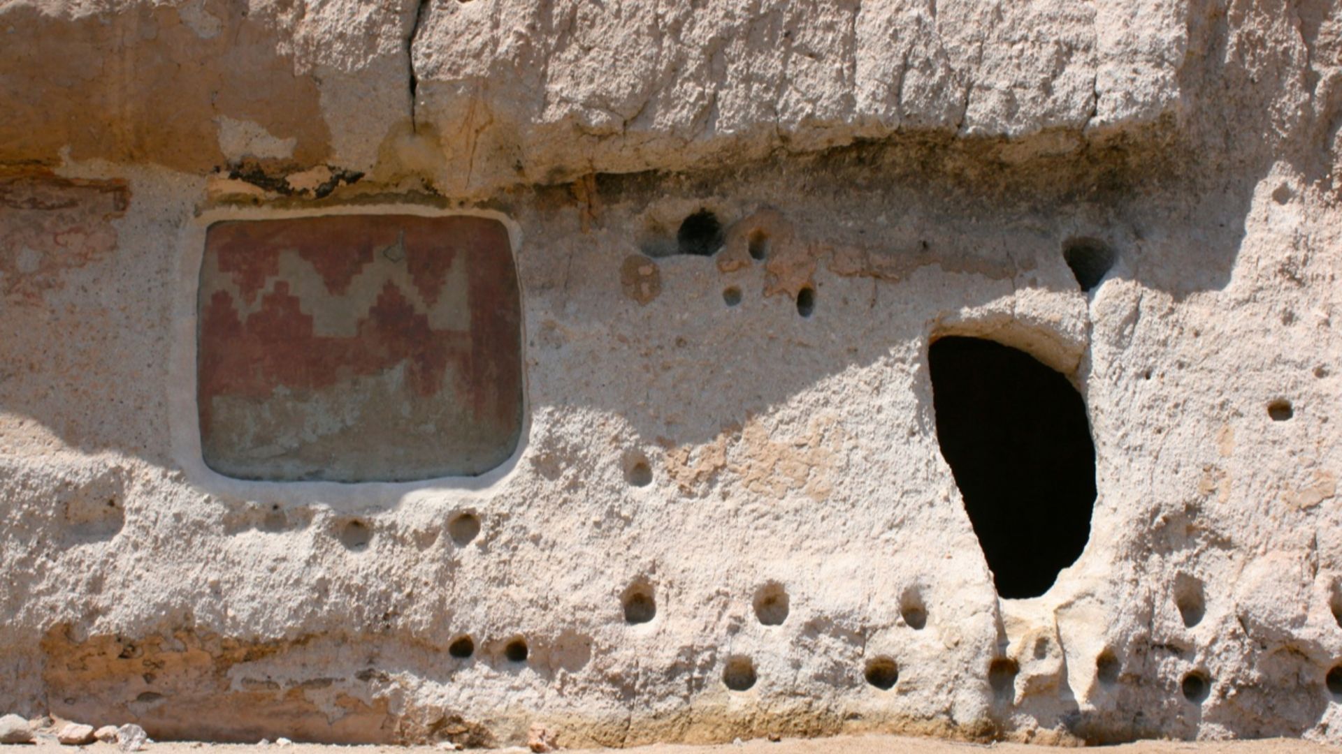 File:Bandelier cliff-face pictograph.jpg