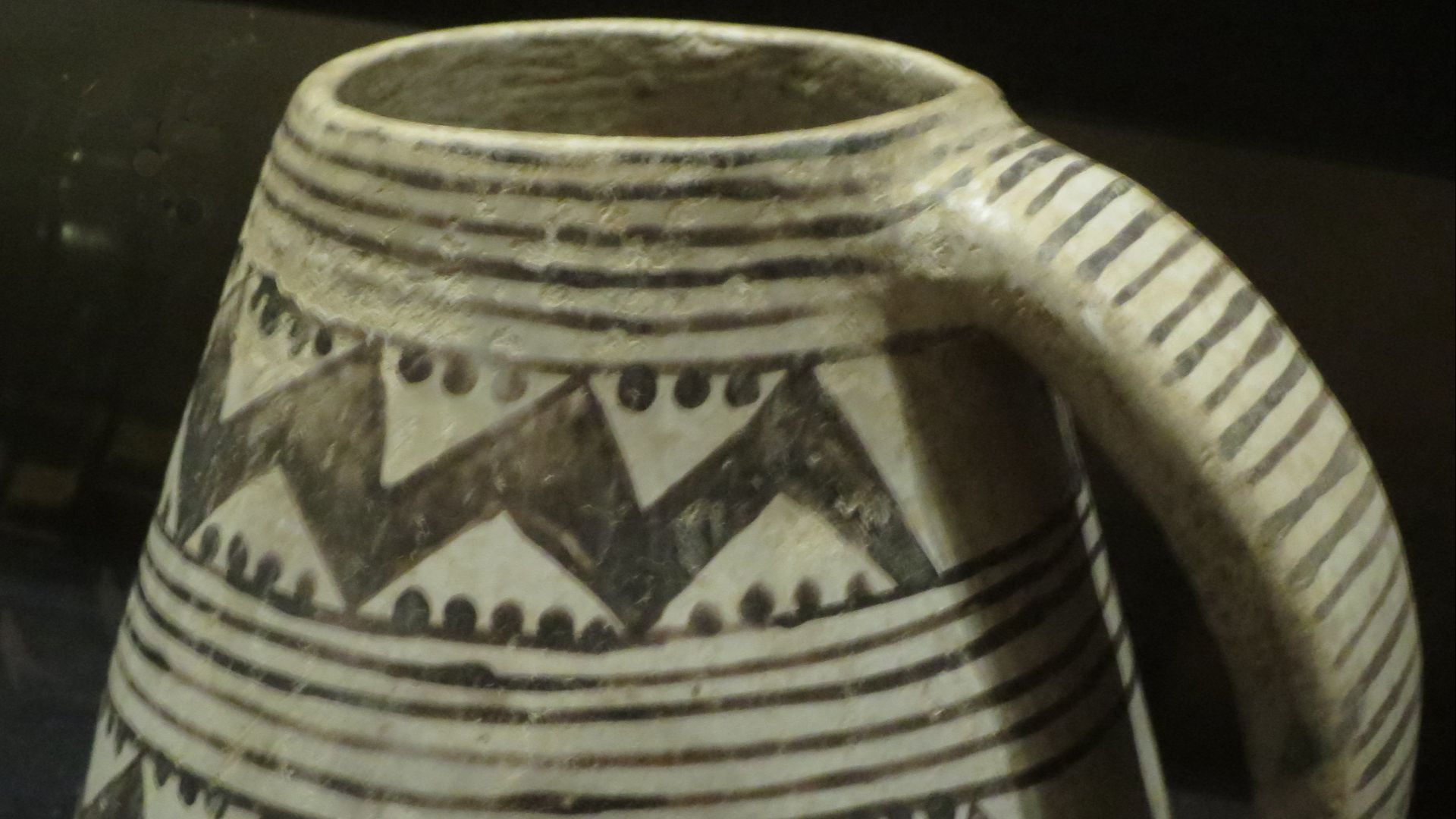 File:Ancestral Pueblo, Mesa Verde black on white mug, 1200-1300 CE, Heard Museum I.JPG