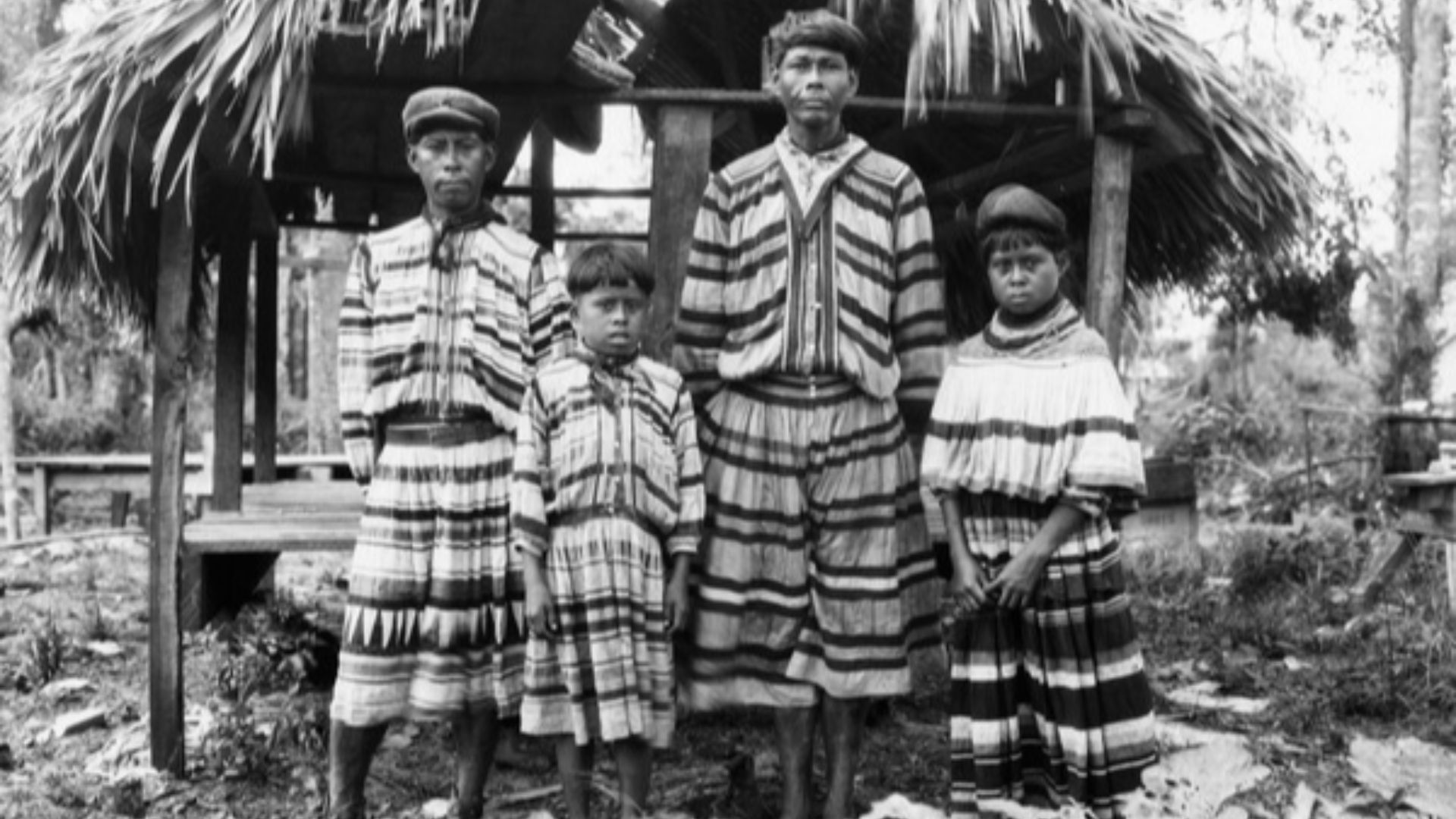File:Unidentified Seminole family in South Florida (9495006862).jpg