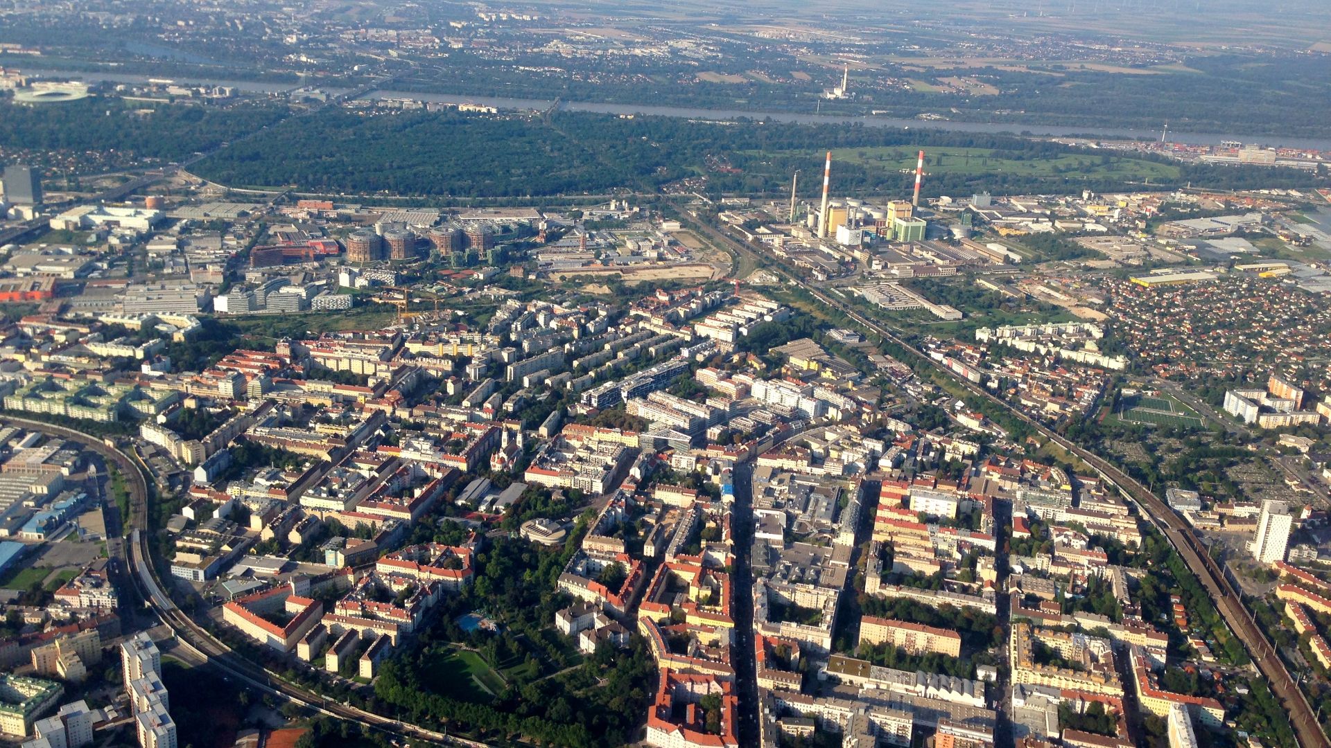 File:Vienna aerial Simmering 2aug14 - 03 (14918757810).jpg