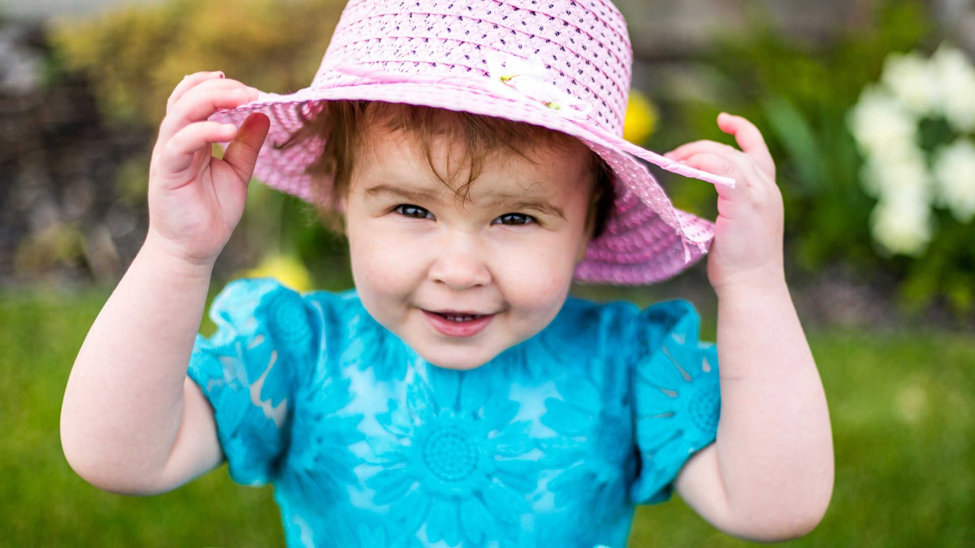 shallow focus photography of girl