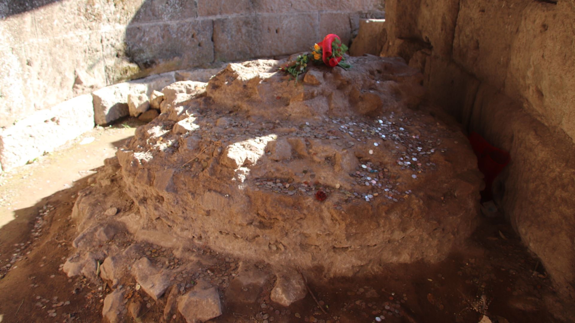 File:Roman Forum (Forum Romanum) Temple of Divine Julius - Site of Cremation of Body of Julius Caesar (48416816027).jpg