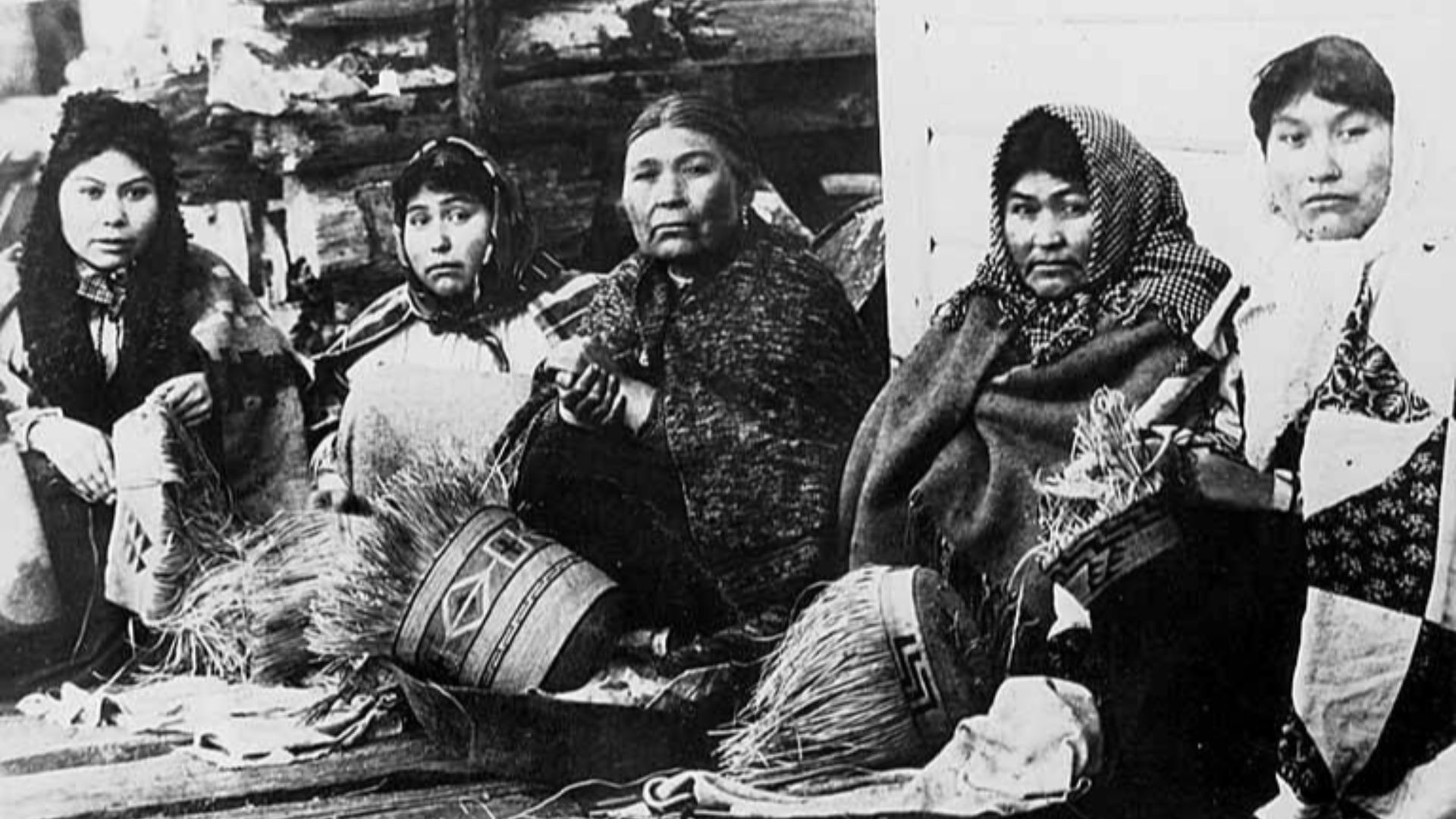 File:Five Tlingit women weaving spruce root baskets, circa 1903 (AL+CA 806).jpg