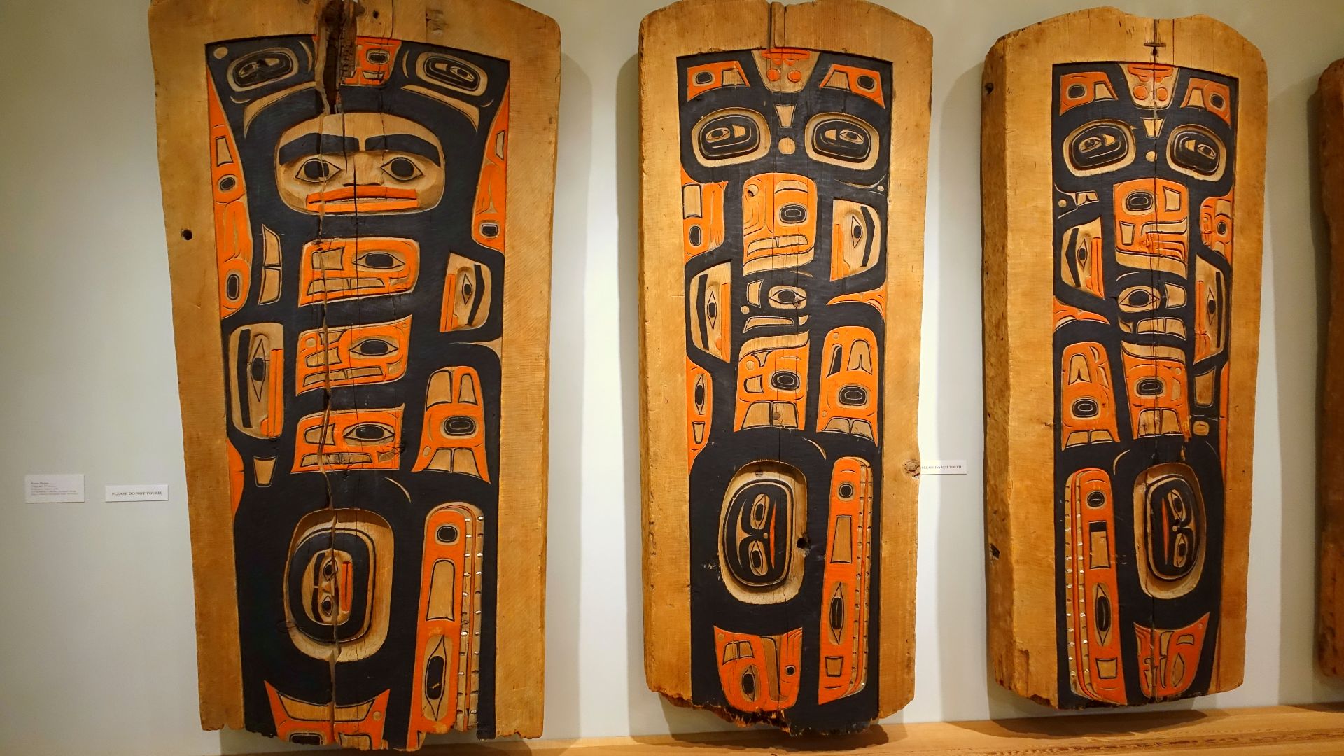 File:House panels, Tlingit, part 1 of 2, late 1800s, wood, paint, opercula shells - Portland Art Museum - Portland, Oregon - DSC09150.jpg