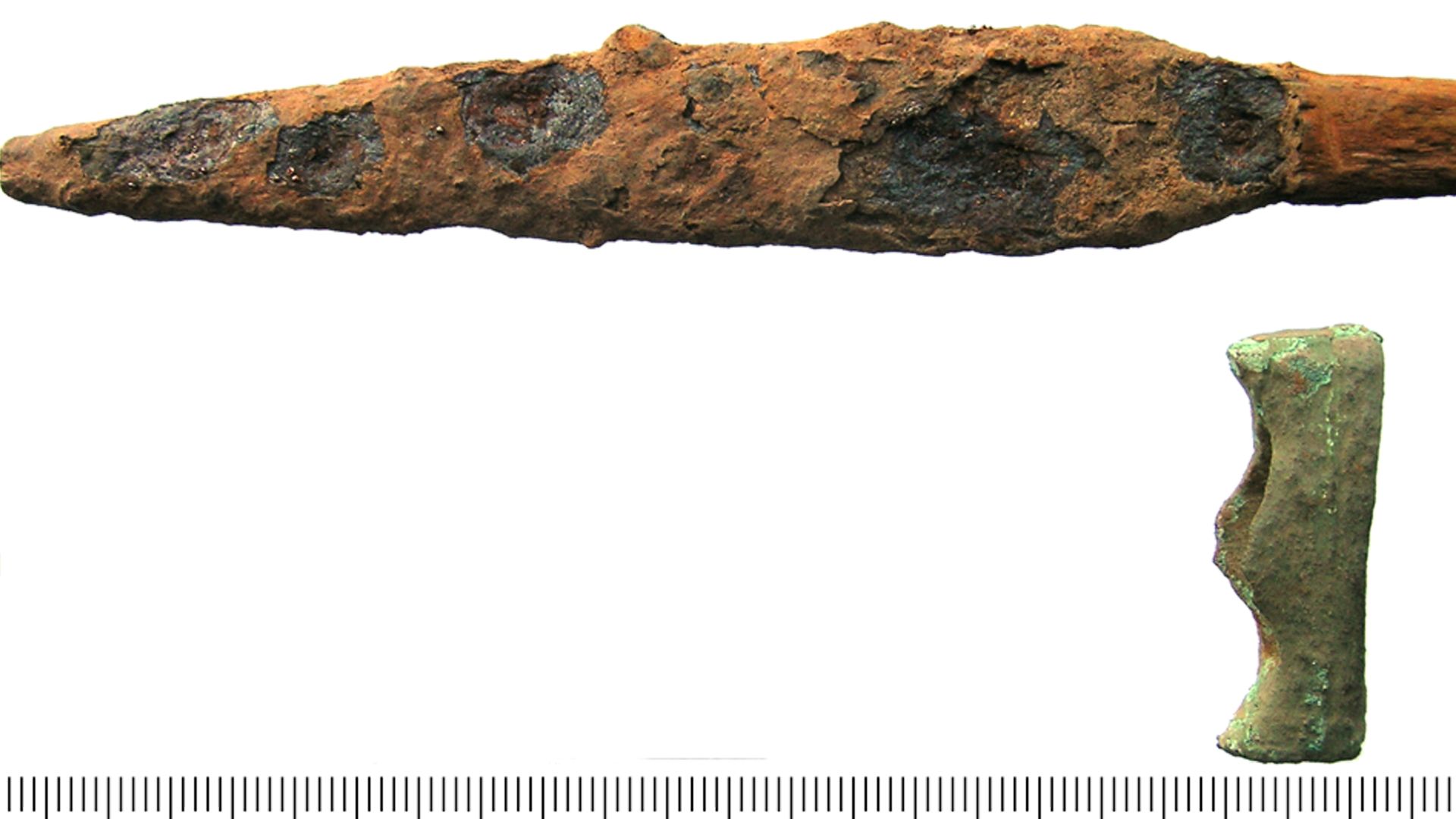 File:Roman iron dagger and copper-alloy scabbard fitting (FindID 625282).jpg