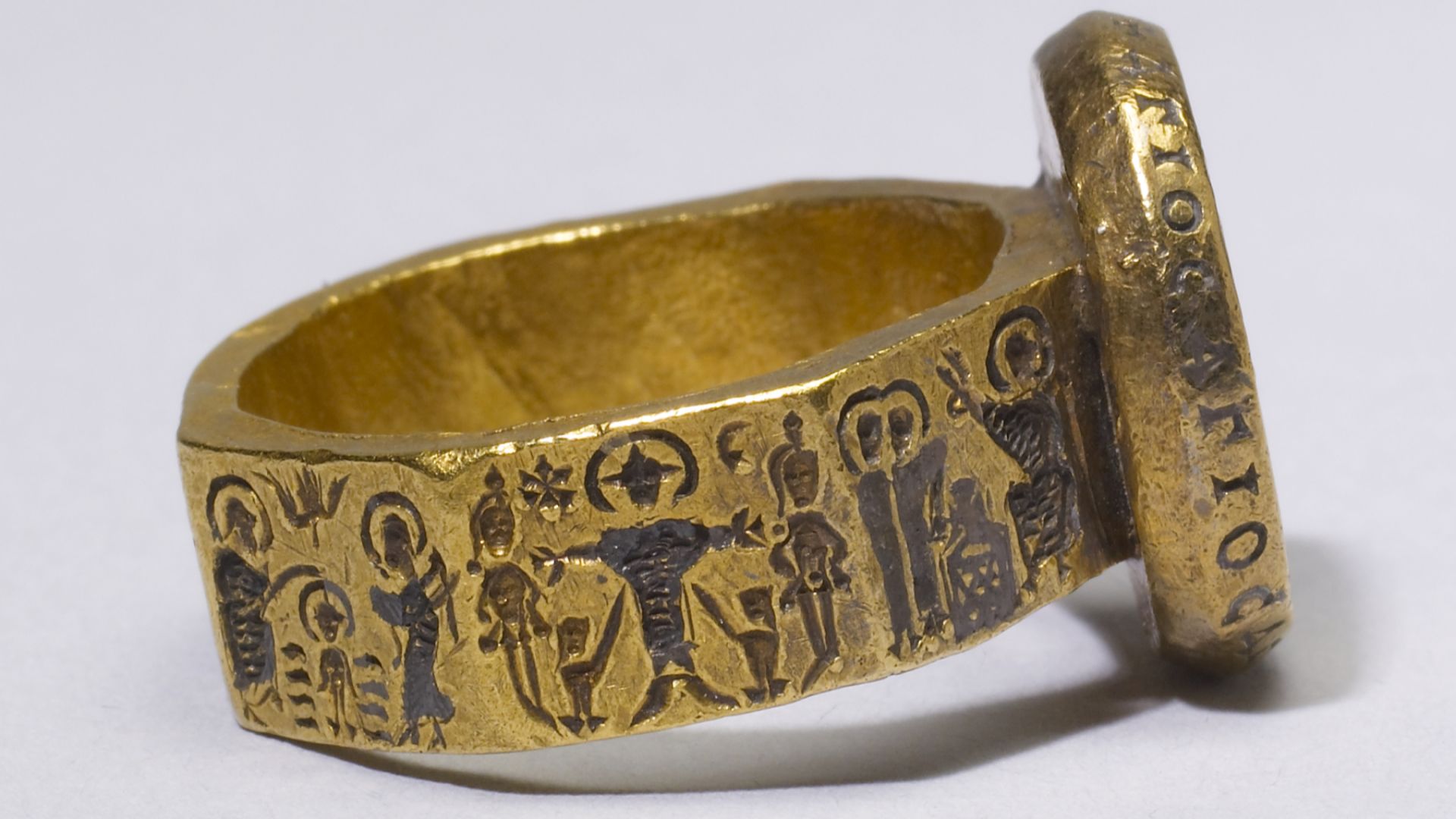 File:Byzantine - Marriage Ring with Scenes from the Life of Christ - Walters 4515 - Right.jpg