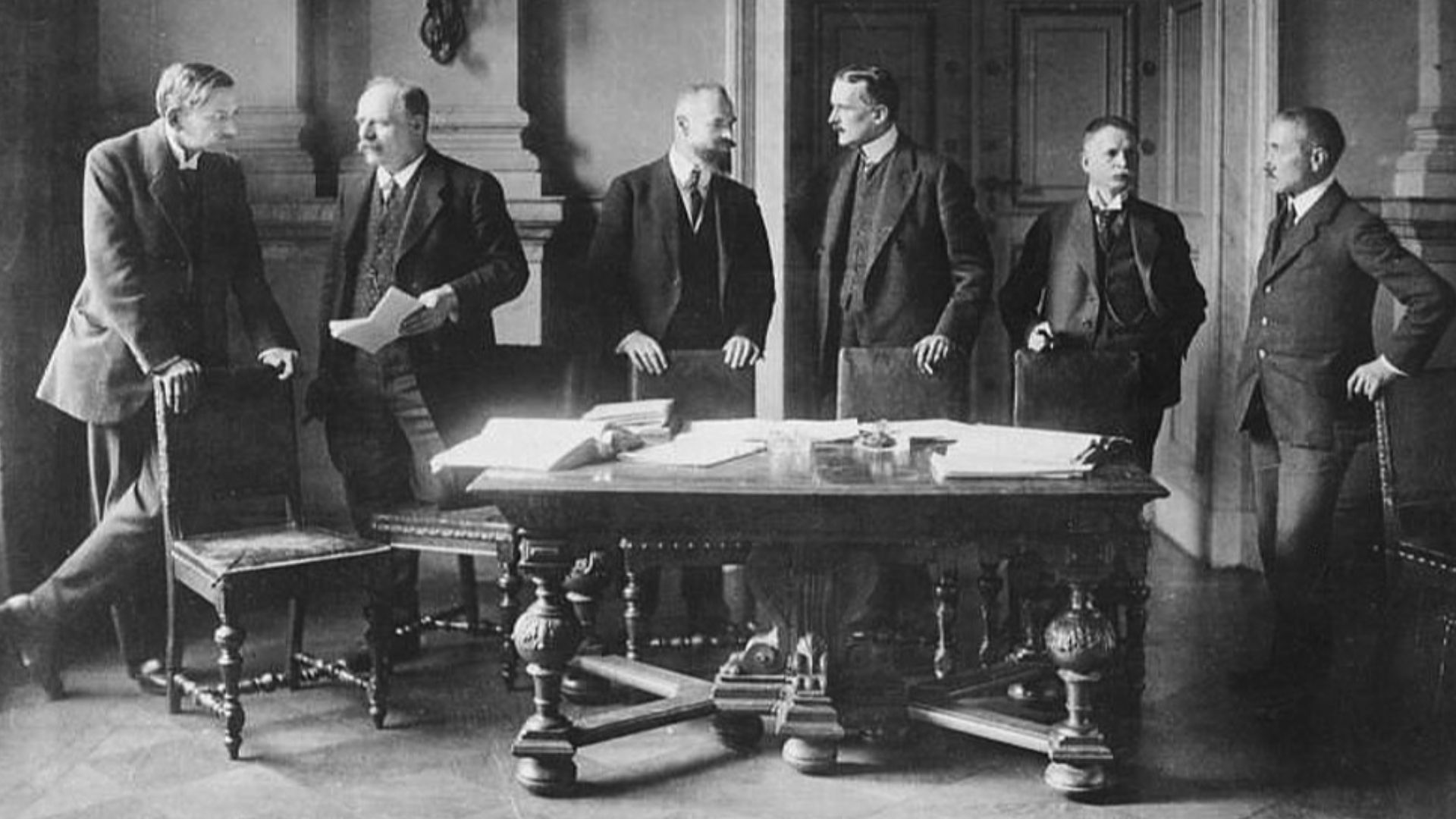 File:Bundesarchiv Bild 183-R01213, Versailles, deutsche Verhandlungdelegation.jpg