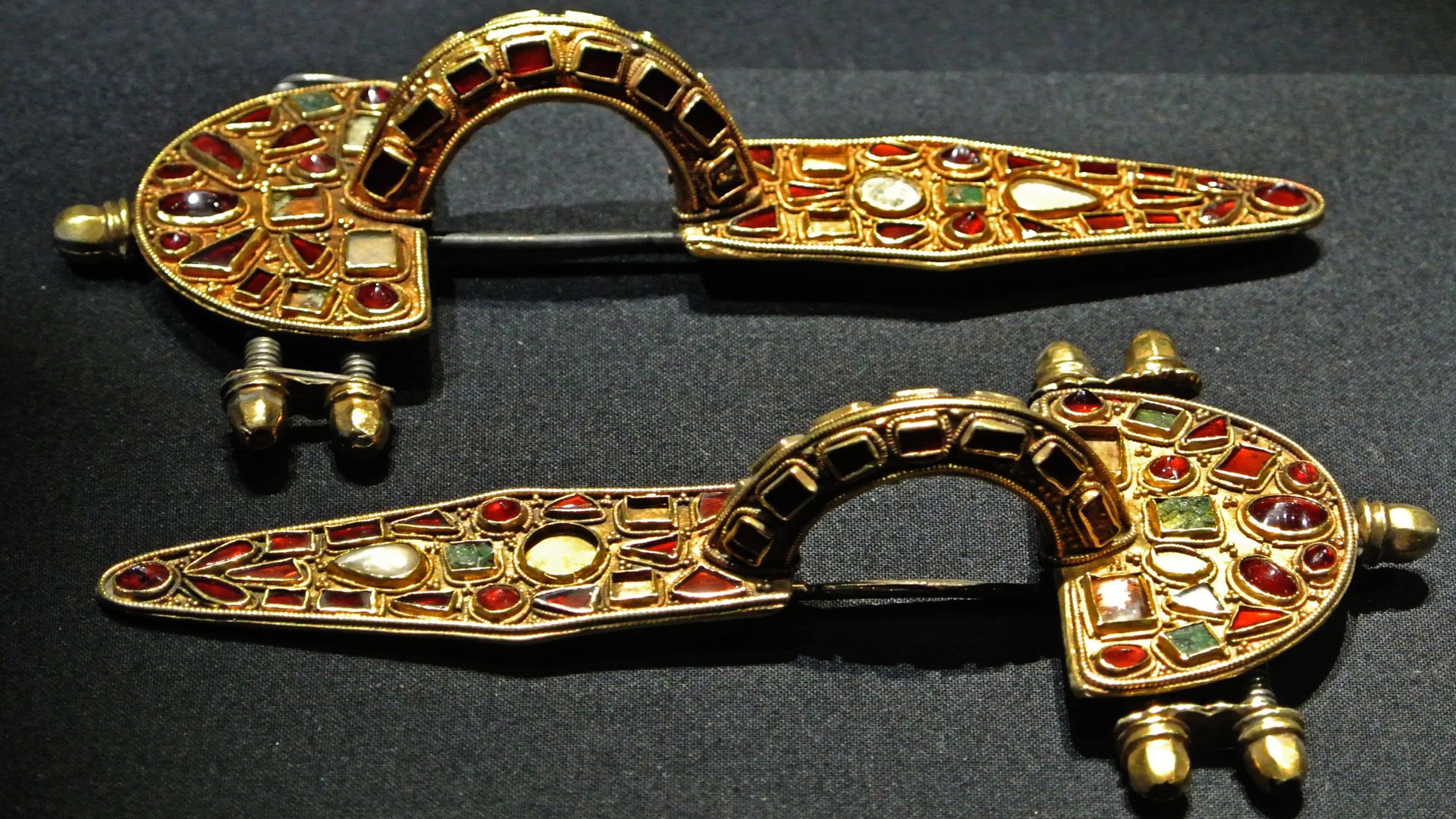 File:Paar Prunkfibeln.jpg