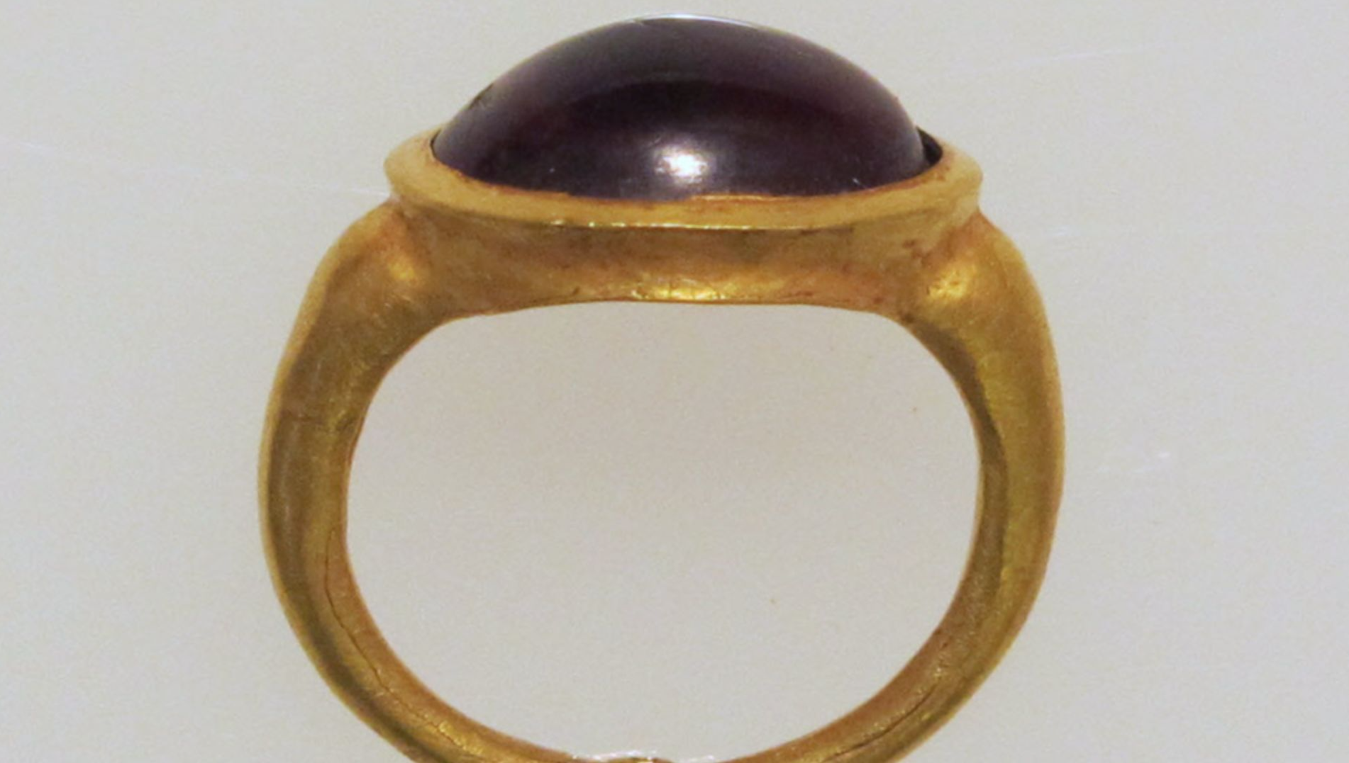 File:Ring with garnet MET sf74514260.jpg