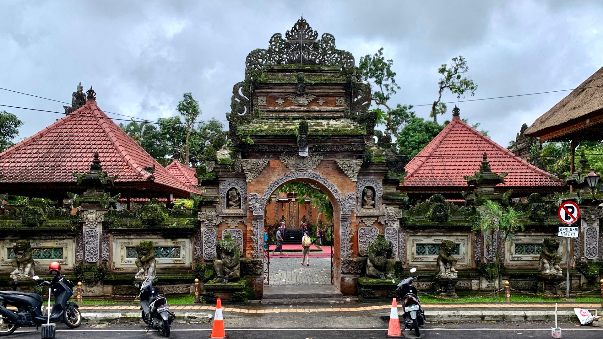 File:Ubud Palace (2022).jpg