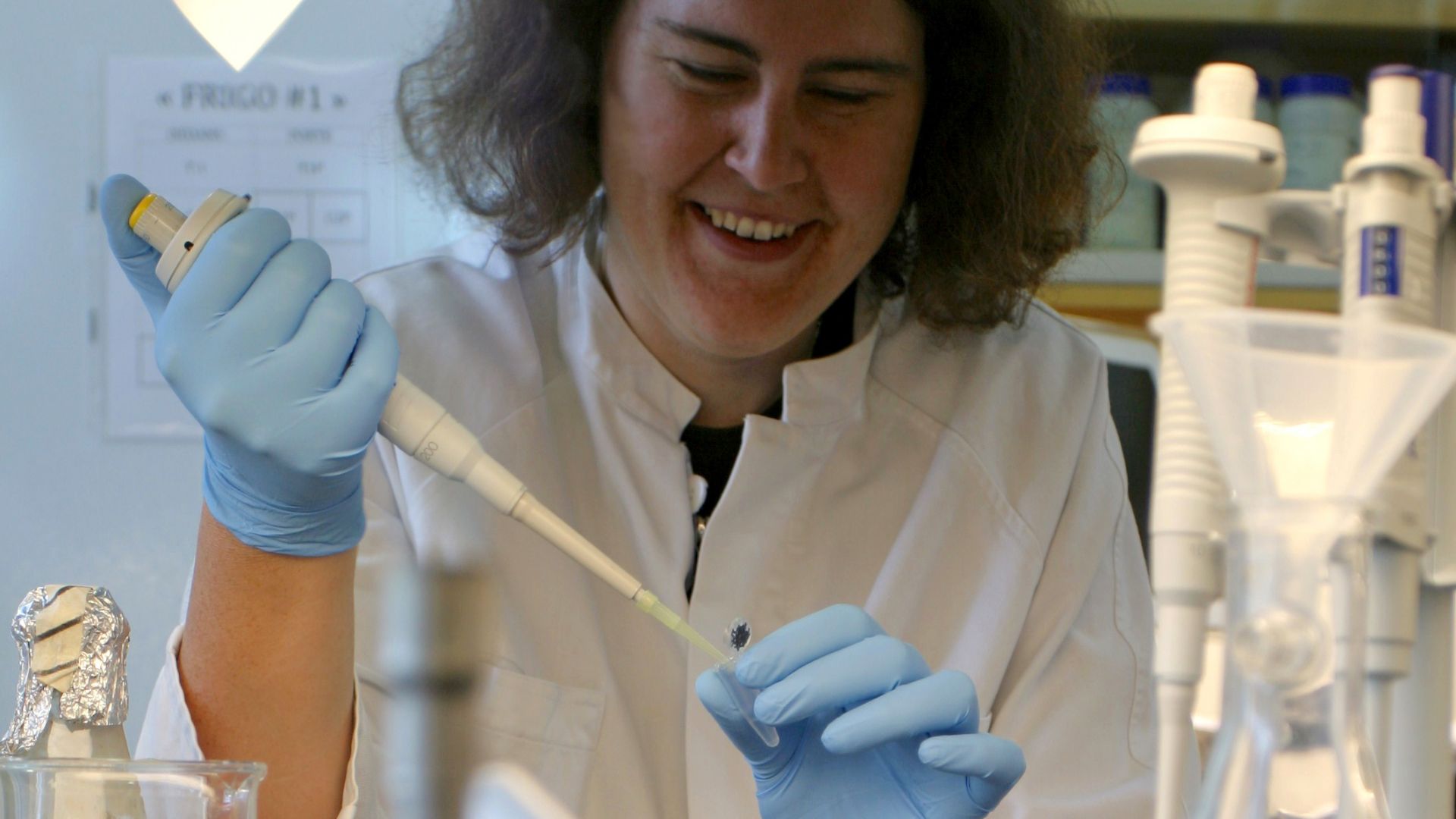 File:Gen-Test im Labor durch eine Biologin.jpg