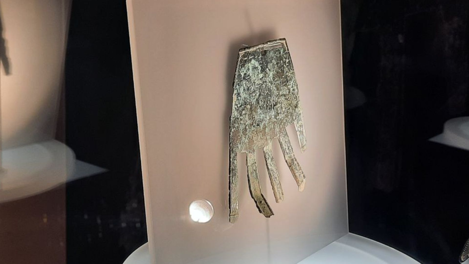 Irulegi's hand in the planetarium