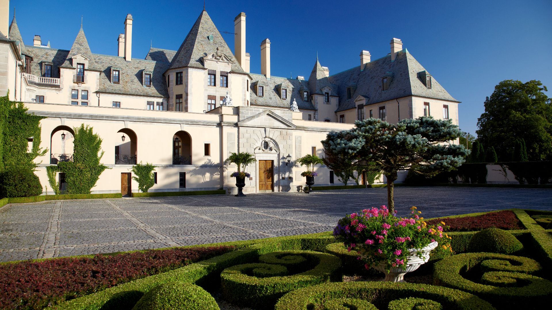 File:OHEKA CASTLE Courtyard View.jpg
