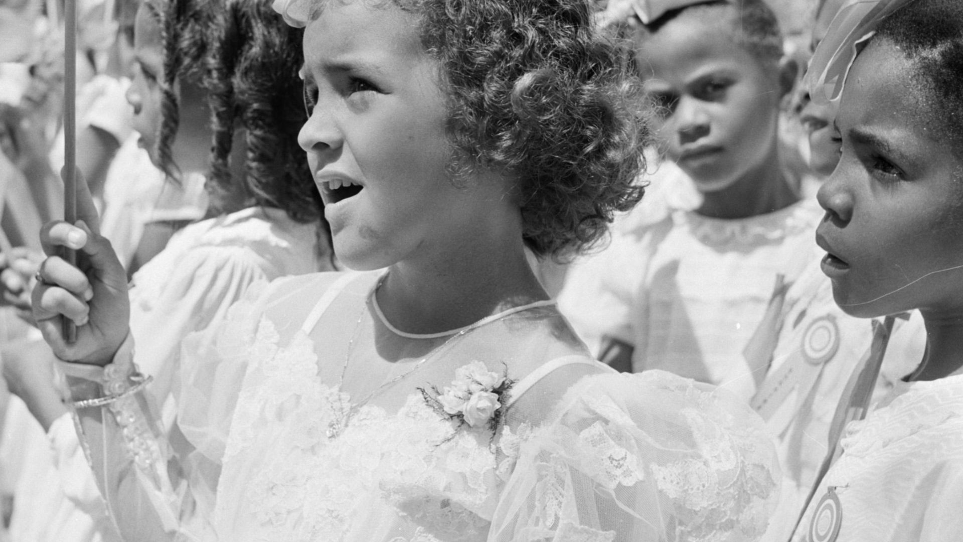 File:Meisje bij de ontvangst van het koninklijk paar op Bonaire, Bestanddeelnr 252-3841.jpg