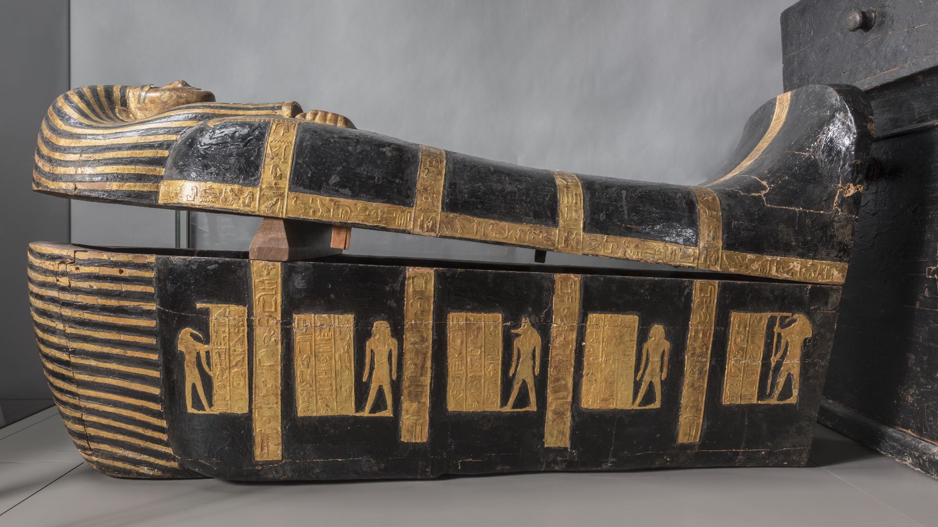 File:Middle coffin of Kha, wood - Museo Egizio Turin S 8316 01 p03.jpg