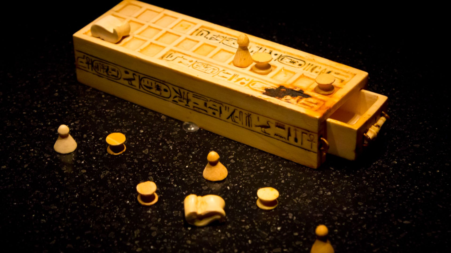 File:Senet game pieces (Tutankhamun).jpg