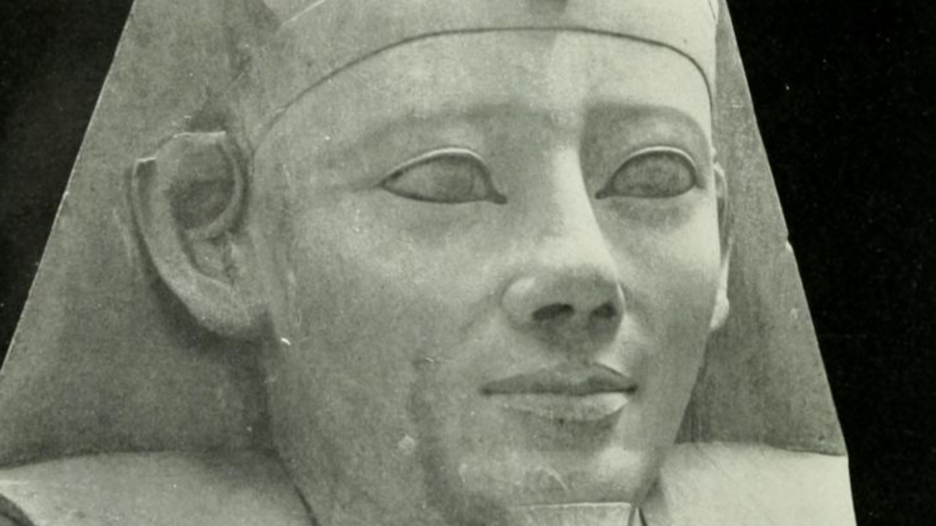 File:Statue Senusret I Petrie.jpg