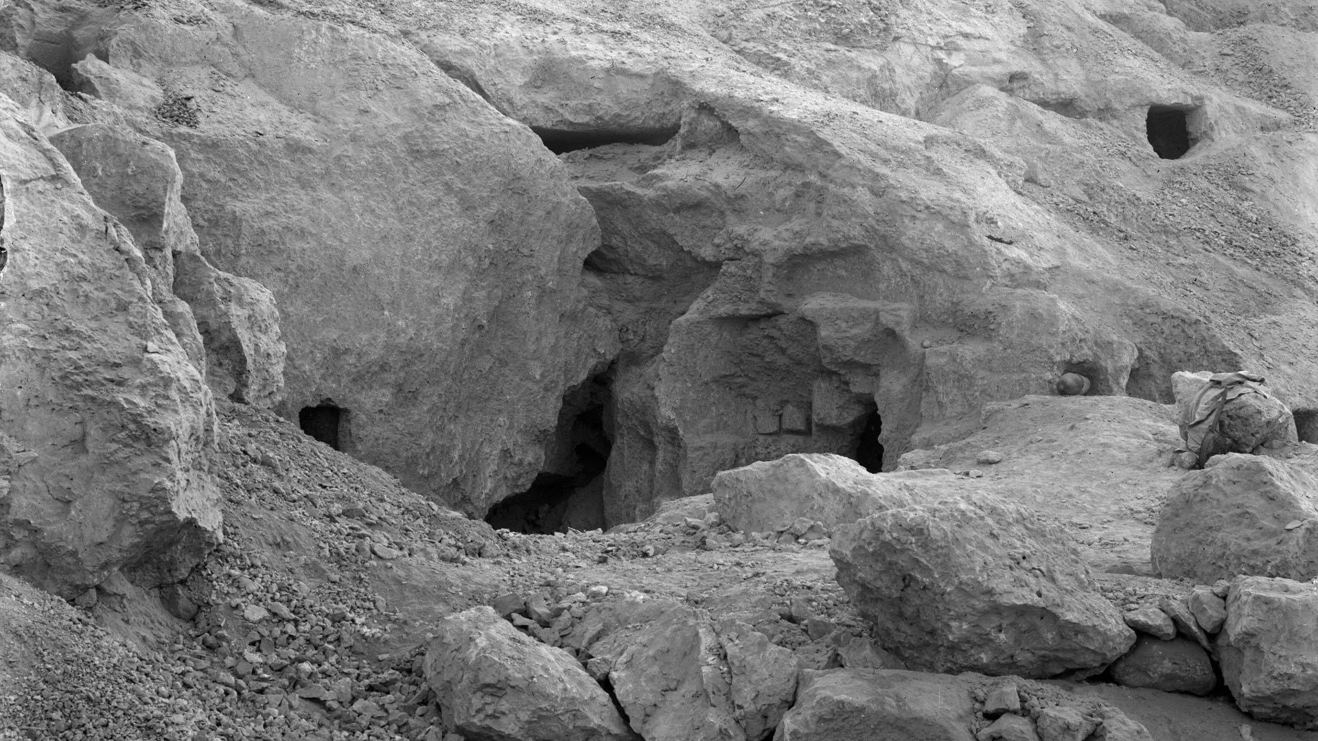 File:Schiaparelli's excavations - Asyut and Deir el-Gebrawi, Rock-cut tombs of Asyut, Excavations in the mountain, 1906-1913, photo 13 of 16 - Archivio fotografico Museo Egizio, Turin - Museo di antropologia UniTo MAFM 0004.jpg